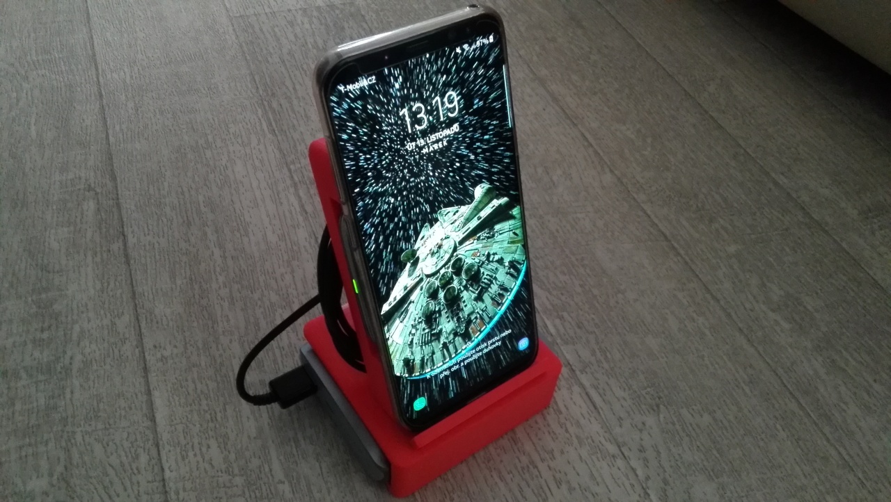 Phone holder with wireles charging