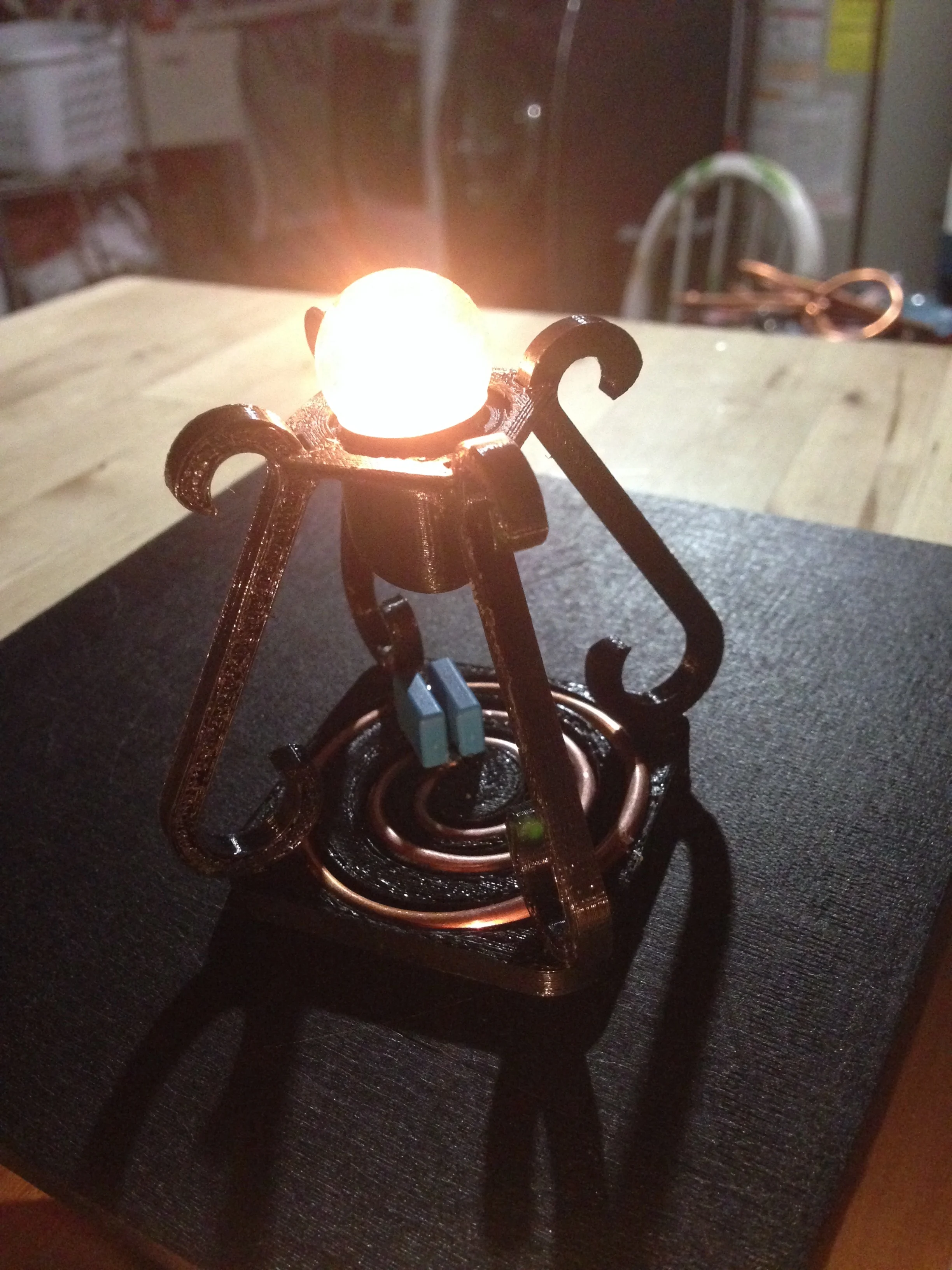 Mini Wirelessly Powered Tesla Desk Lamp
