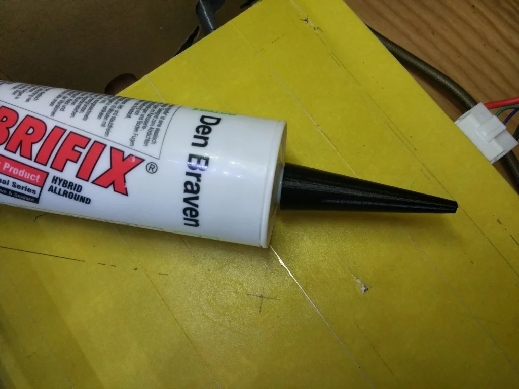 Caulking sealant cartridge nozzle