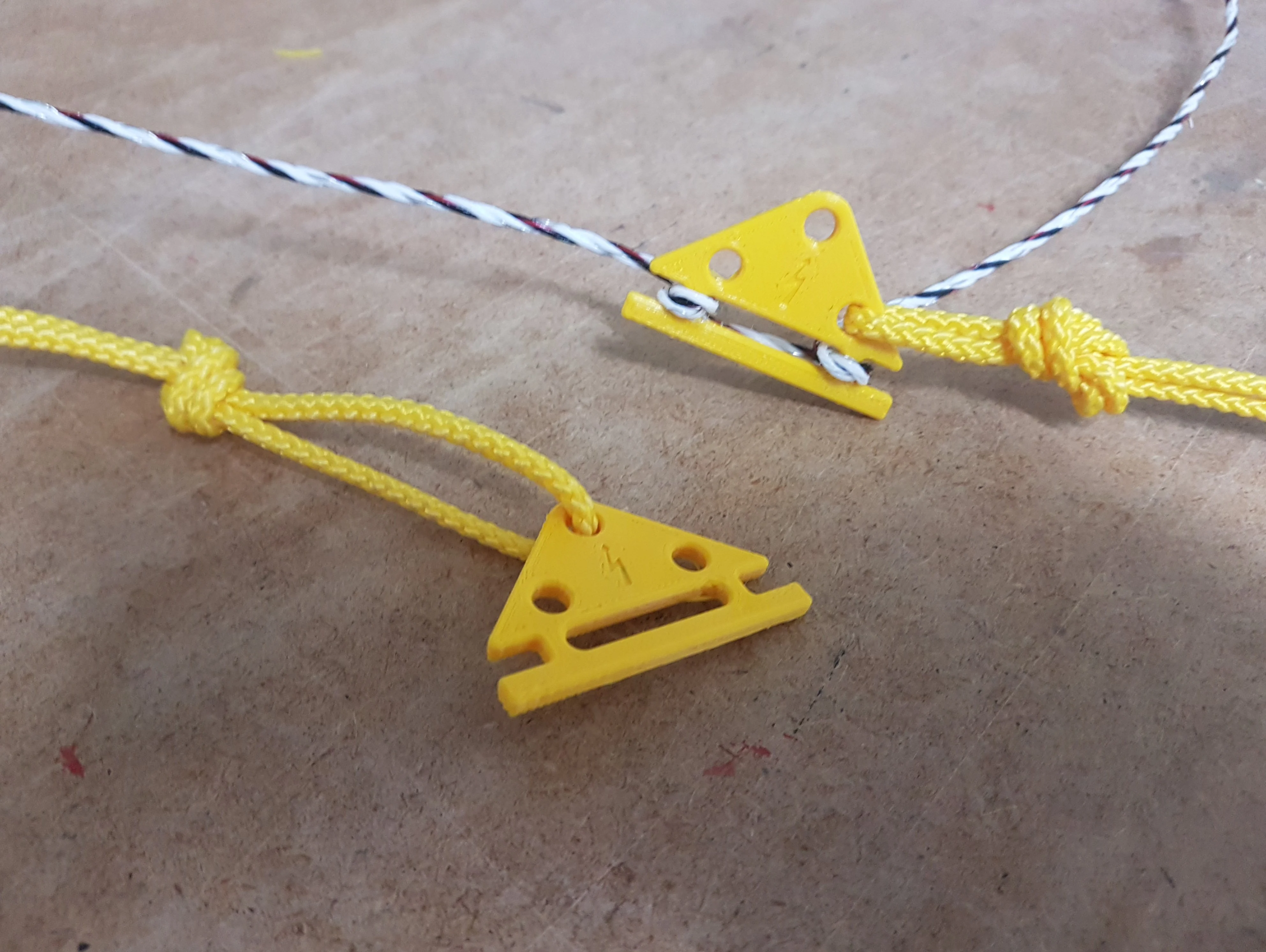 Insulating tentioning clip for Antenna Wire (Electric Fence)