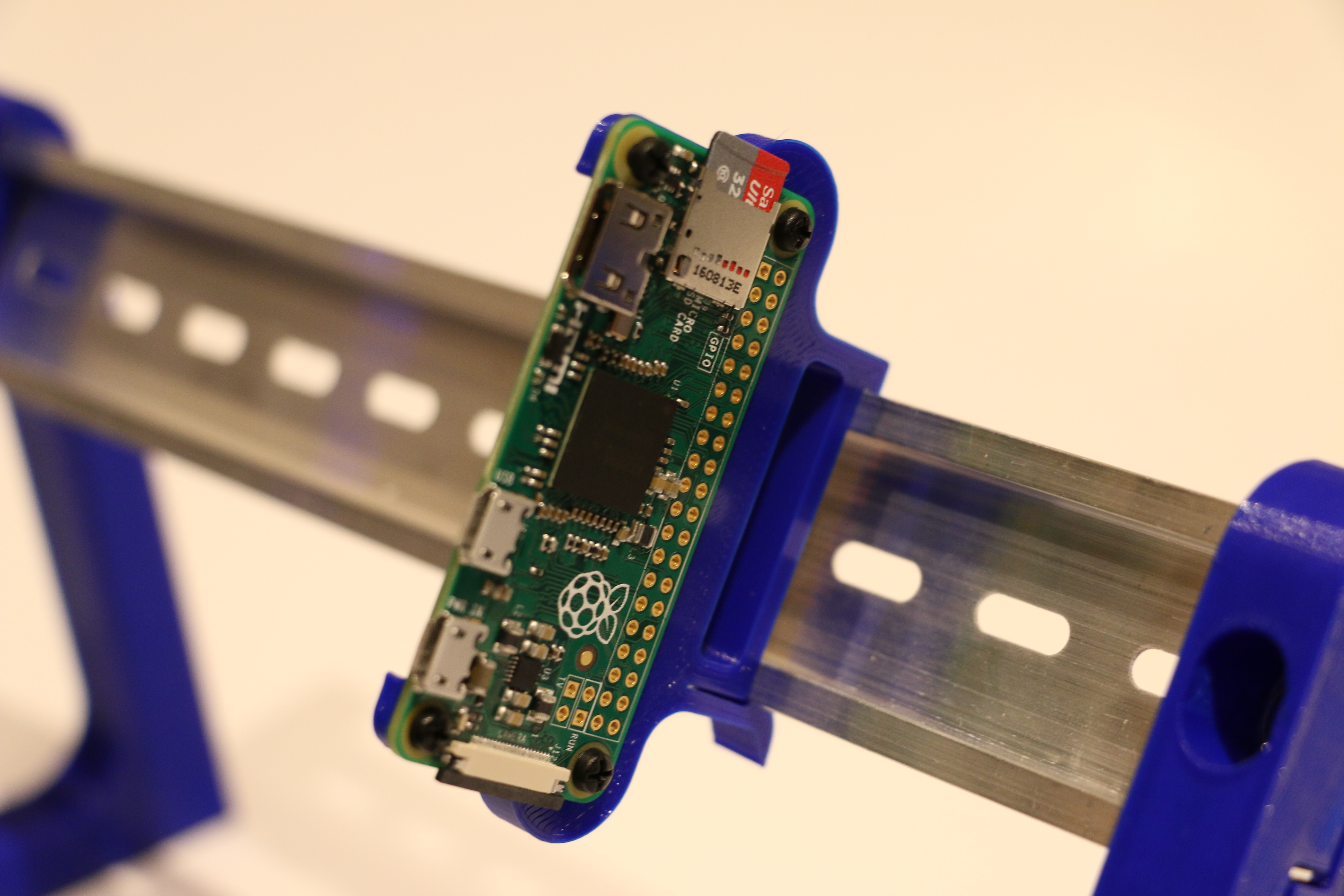 Raspberry Pi Zero Vertical Edge-Mounted DIN Mount