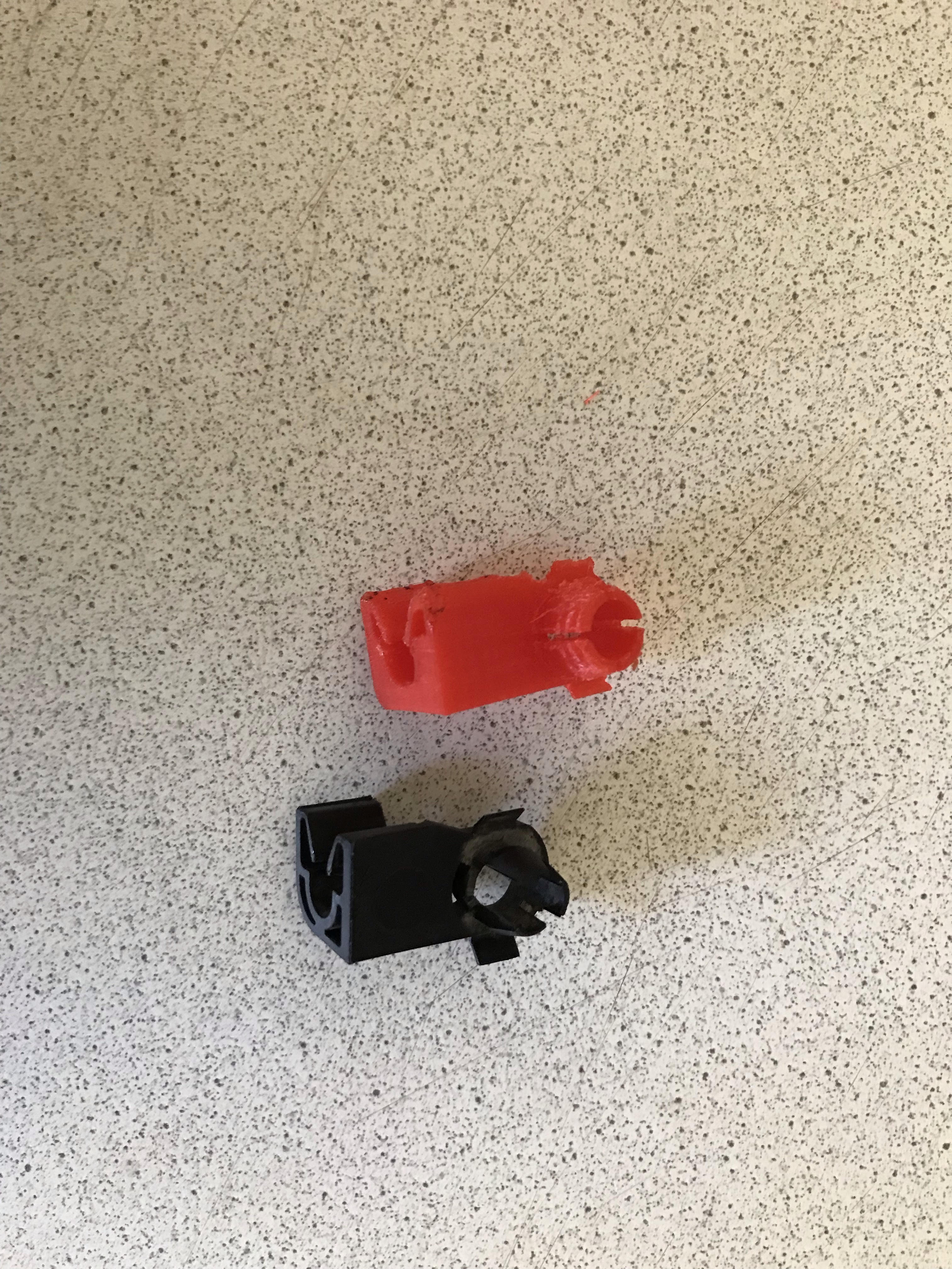 Reno Sandero hood stop clip