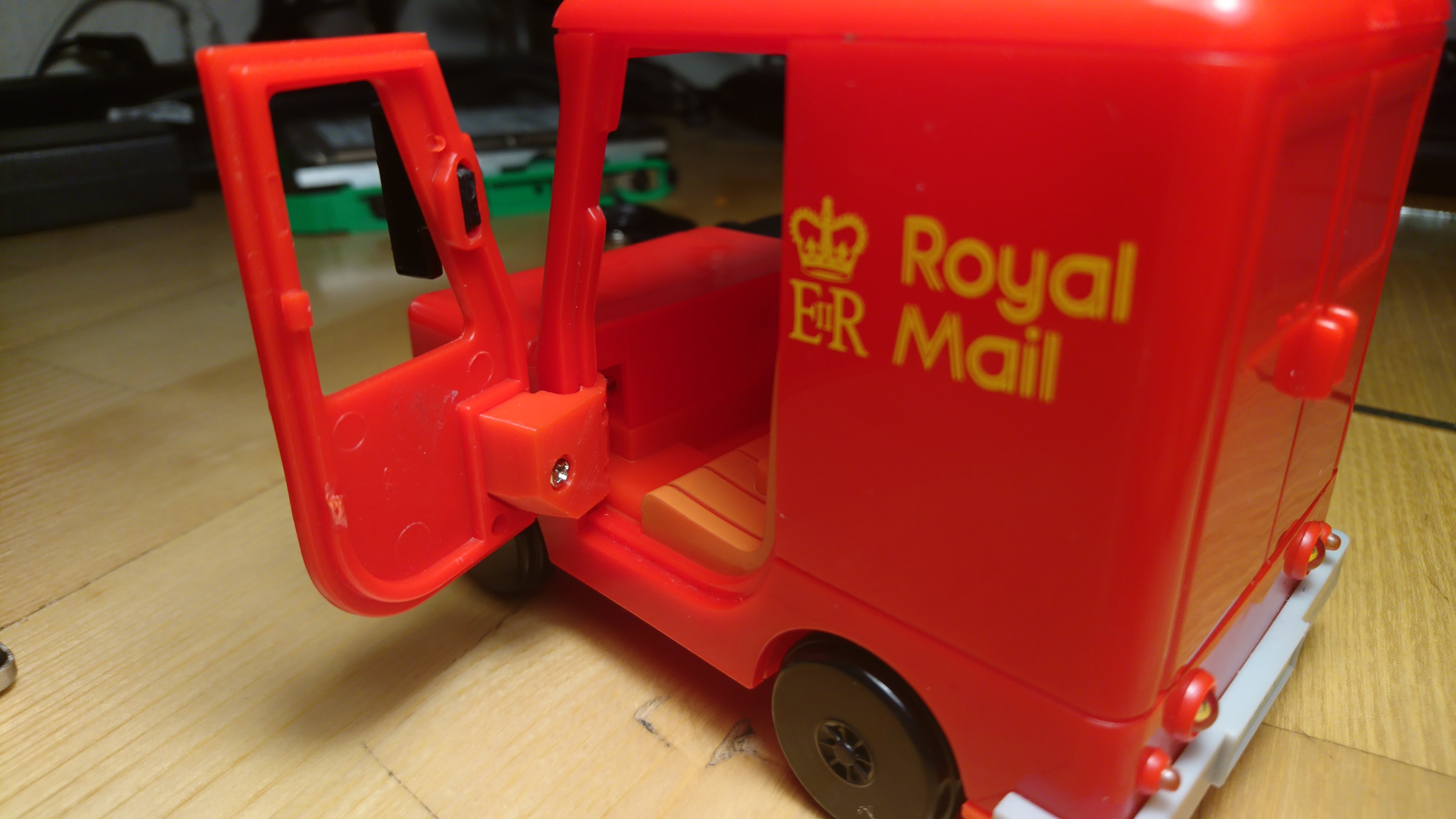 Door hinge for Postman Pat car door