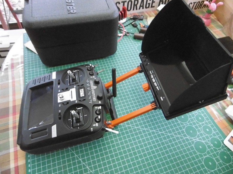 Support moniteur à démontage rapide pour émetteur TX 16/Quick-release monitor support for TX 16 transmitter