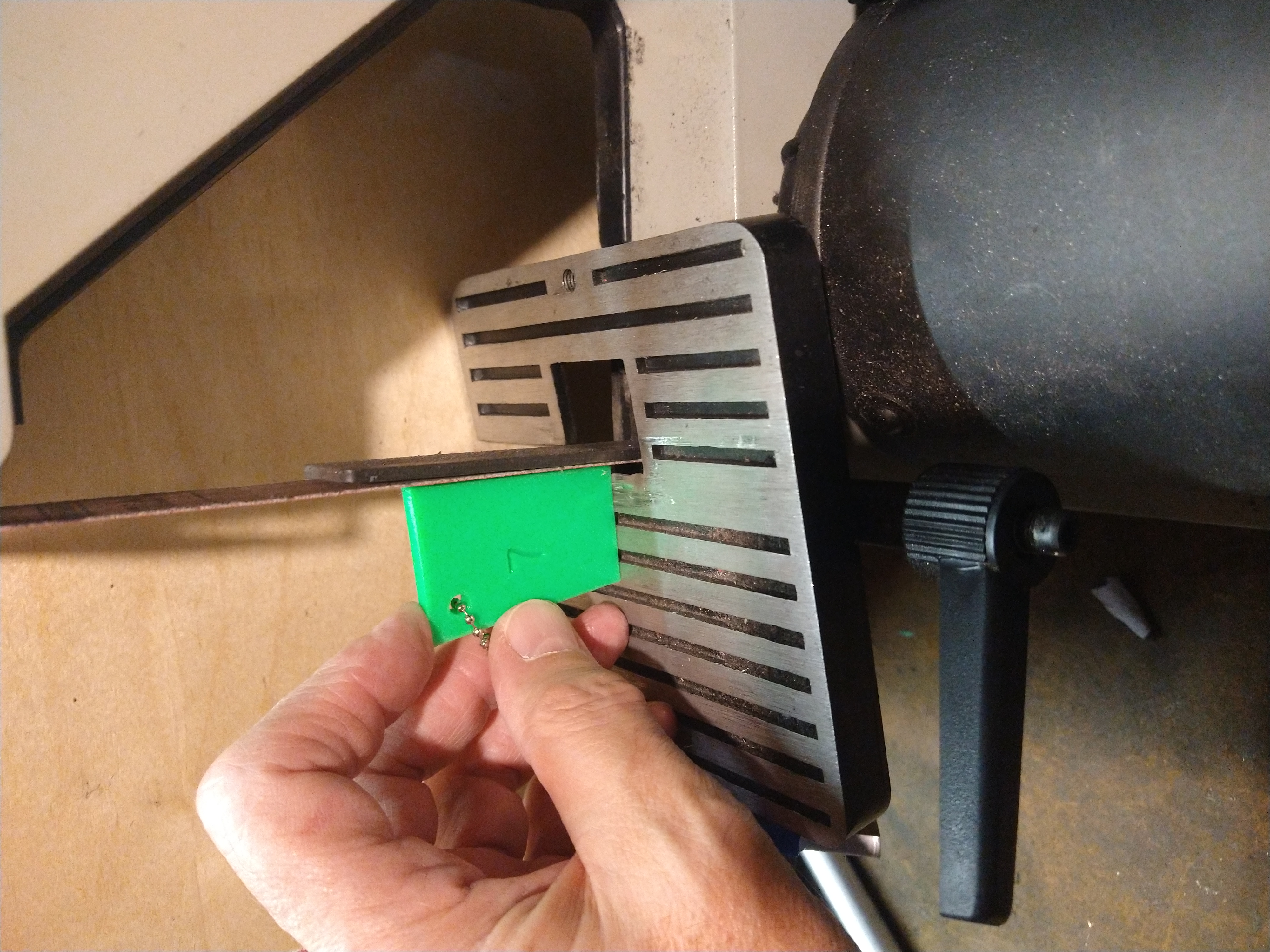 Belt sander angle gauges - revised (configurable in OpenSCAD)