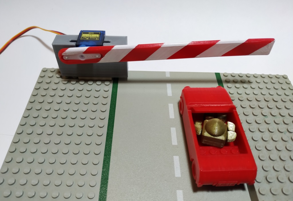Barrier with servomotor