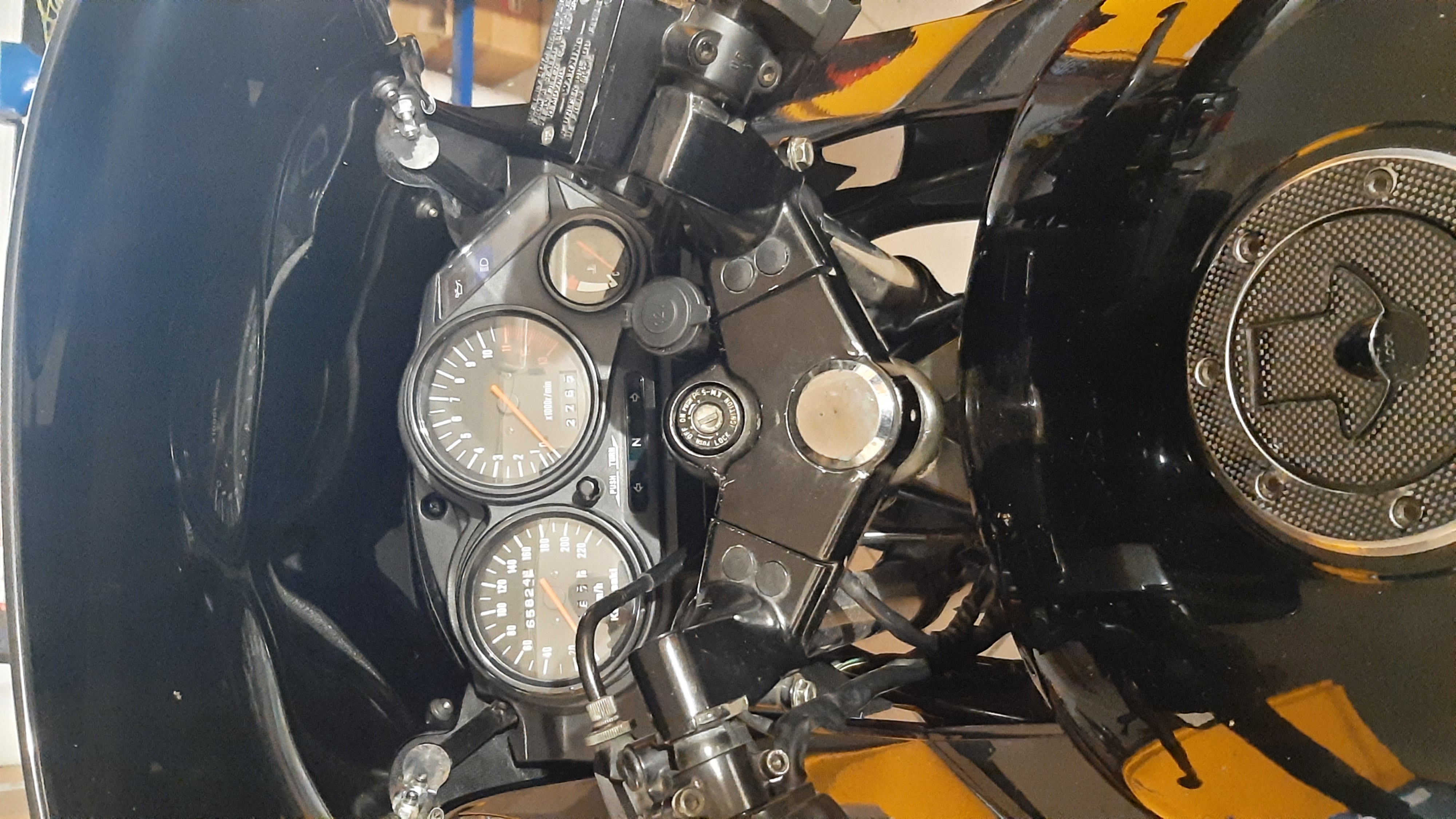 GPZ 500 car power plug holder