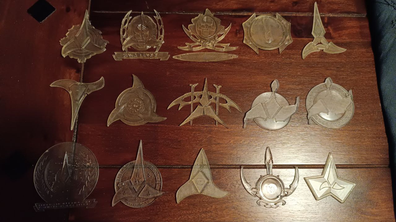 15 Klingon Badges Star Trek