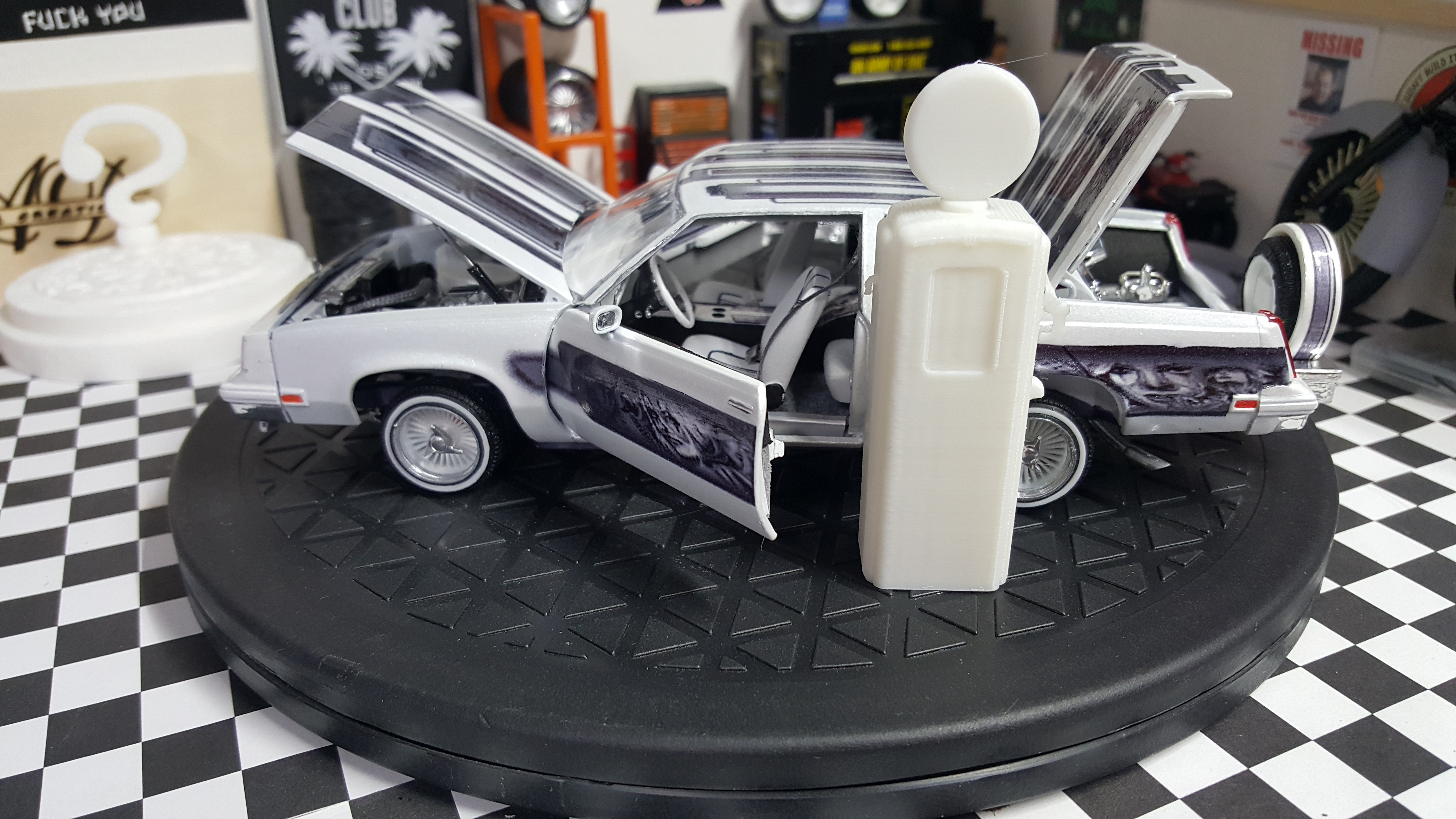 1/25 scale gas pump