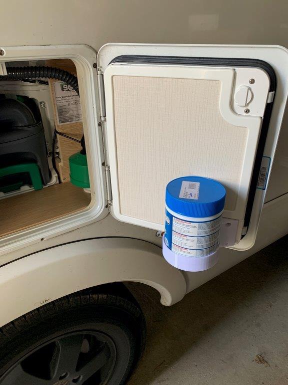 Halter für Sachet-Behälter (Thetford) an WC-Serviceklappe