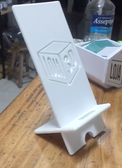 Suporte para celular com saída para cabo