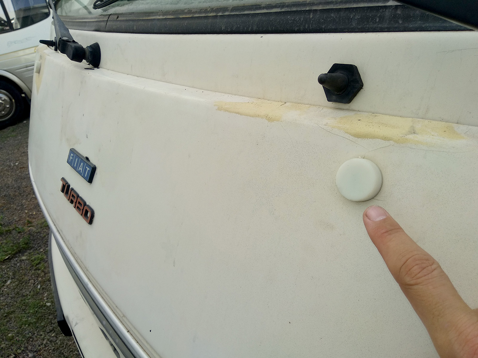 HYMER B544 1988 - Bonnet lock barrel cover - Capuchón para las cerraduras del capó de una Hymer B544 del año 1988