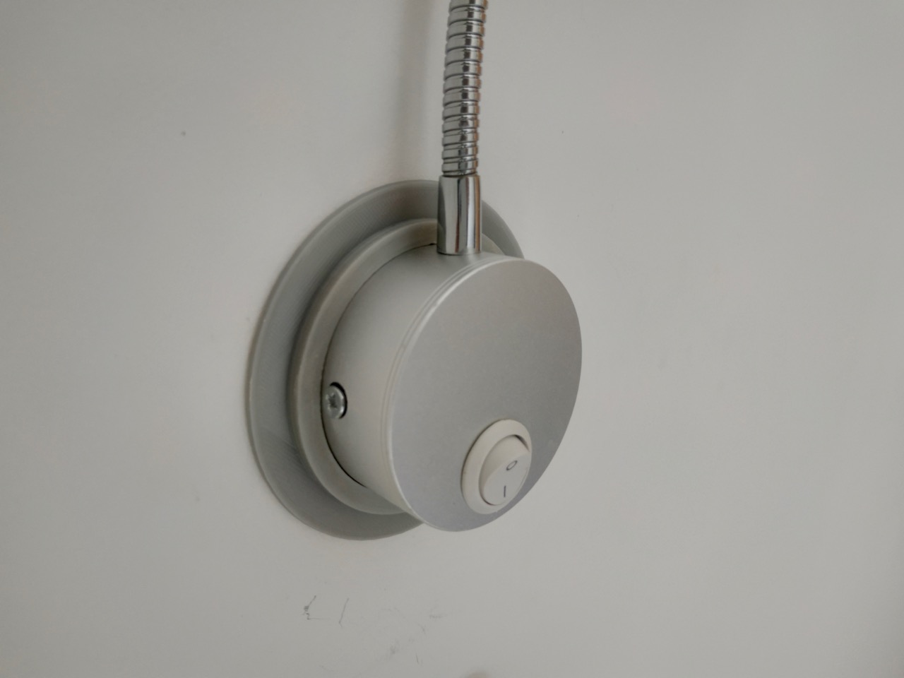 Mounting plate for reading lamp on 68 mm flush-mounted boxes