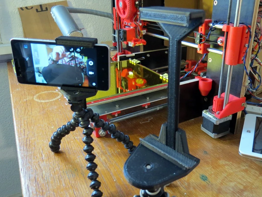 Adjustable tripod mount for tablet or smartphone