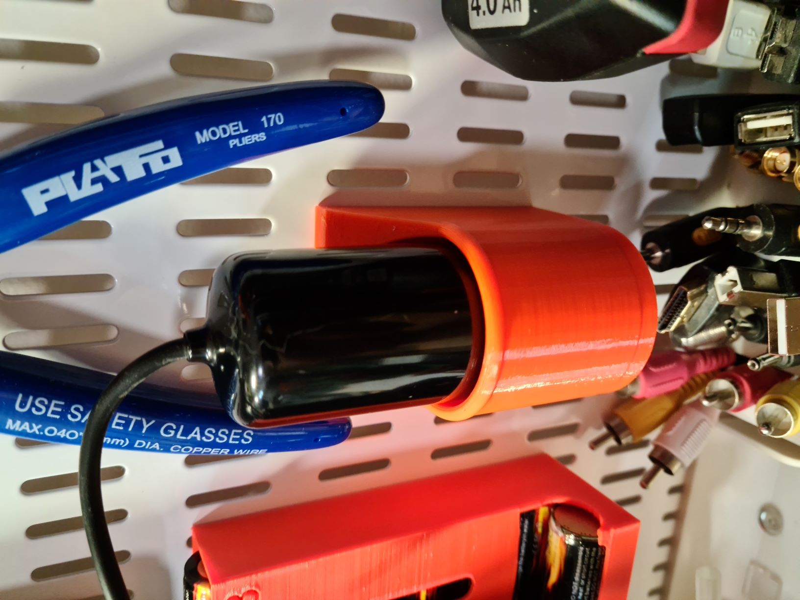 EIBOS Vacuum Pump holder for Elfa pegboard