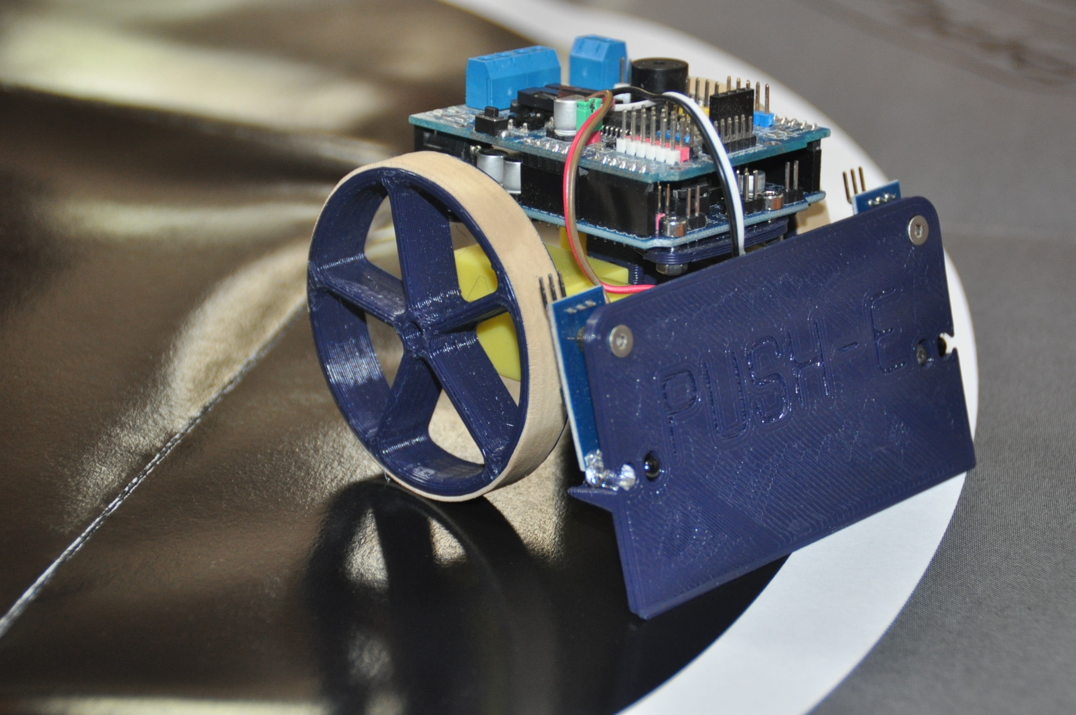 PUSH-E Mini SUMO simple arduino sumo bot test