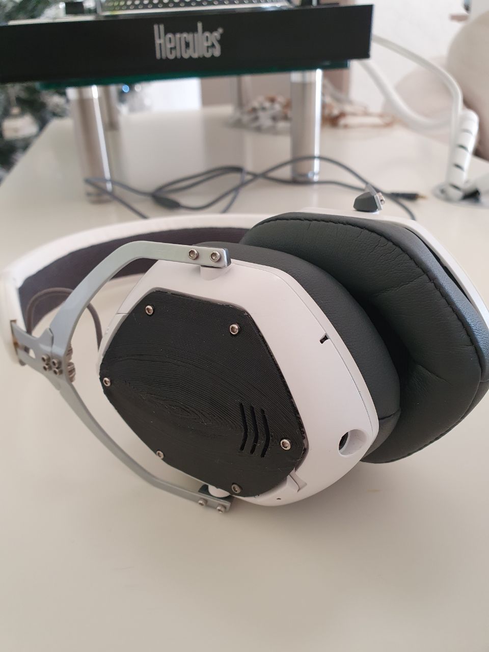 V-moda Shield