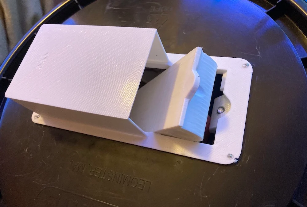Self-Reseting Tilting Bucket Mouse Trap with Magnetic Release