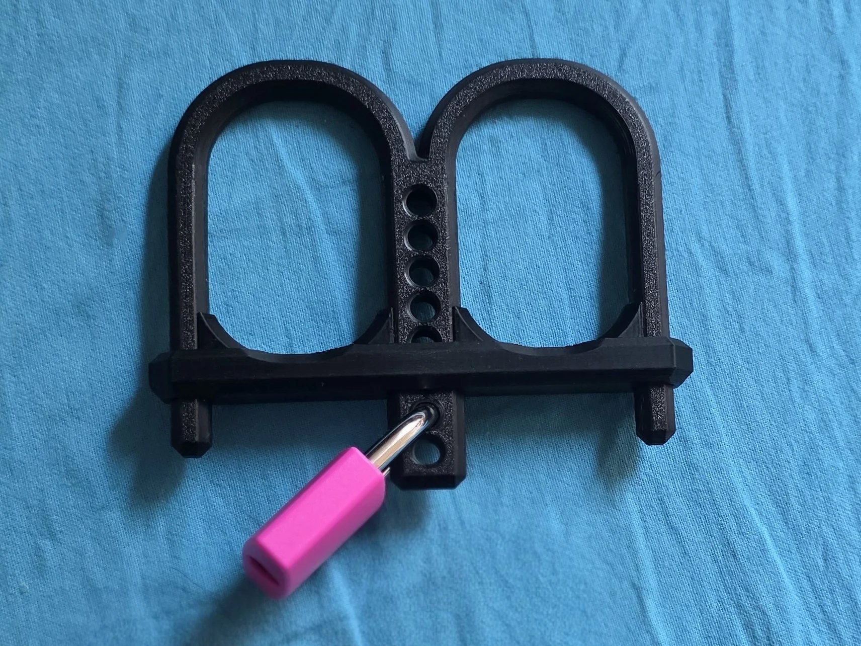 Adjustable Pillory Handcuff for Padlocks and Ropes | Verschiebbare Pranger-Handschelle für Vorhängeschlösser und Seile