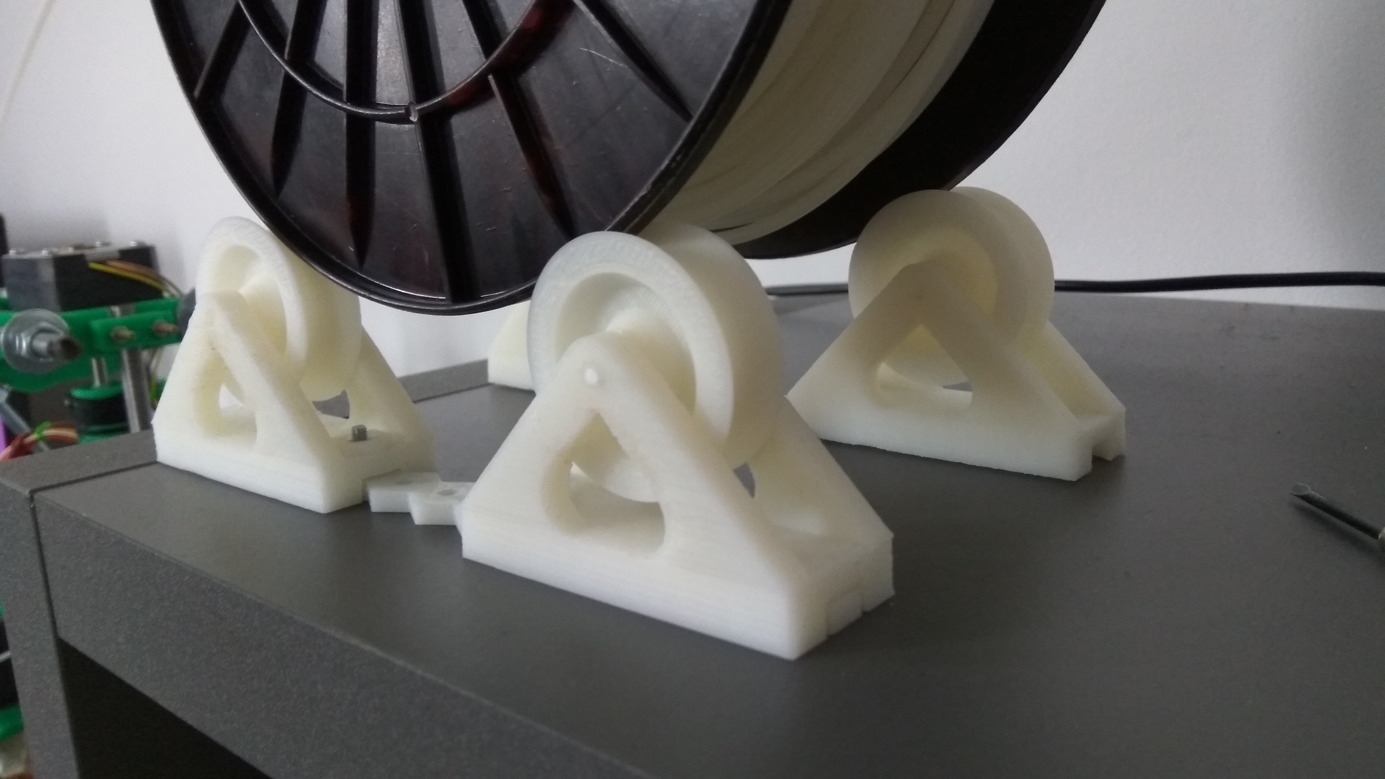 Compact universal filament spool holder (Fully printable)