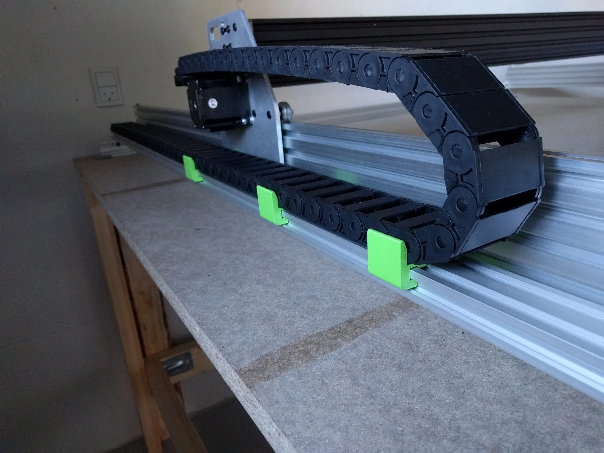 Drag chain aligner for vslot