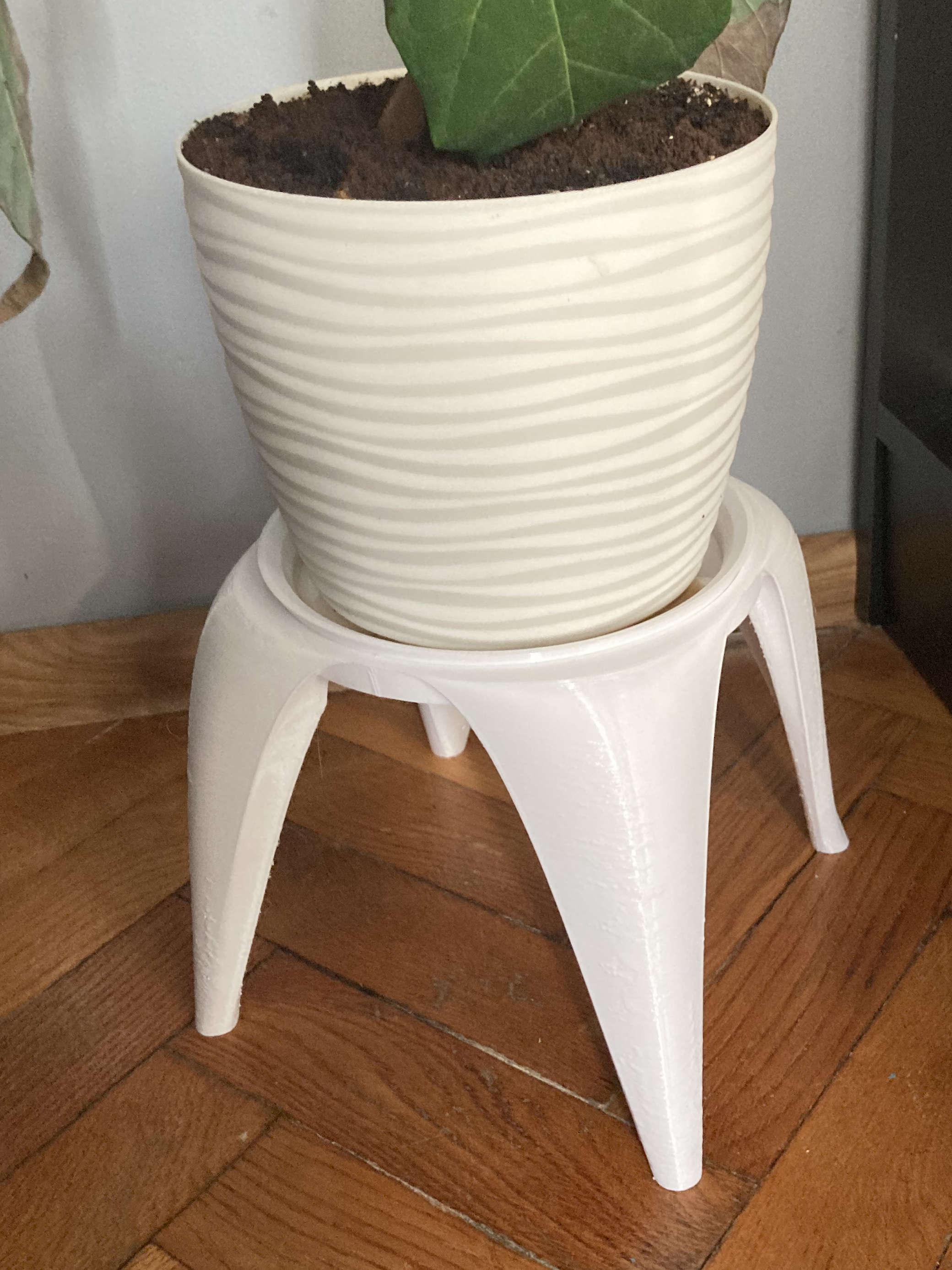 A plate and a stand for a pot