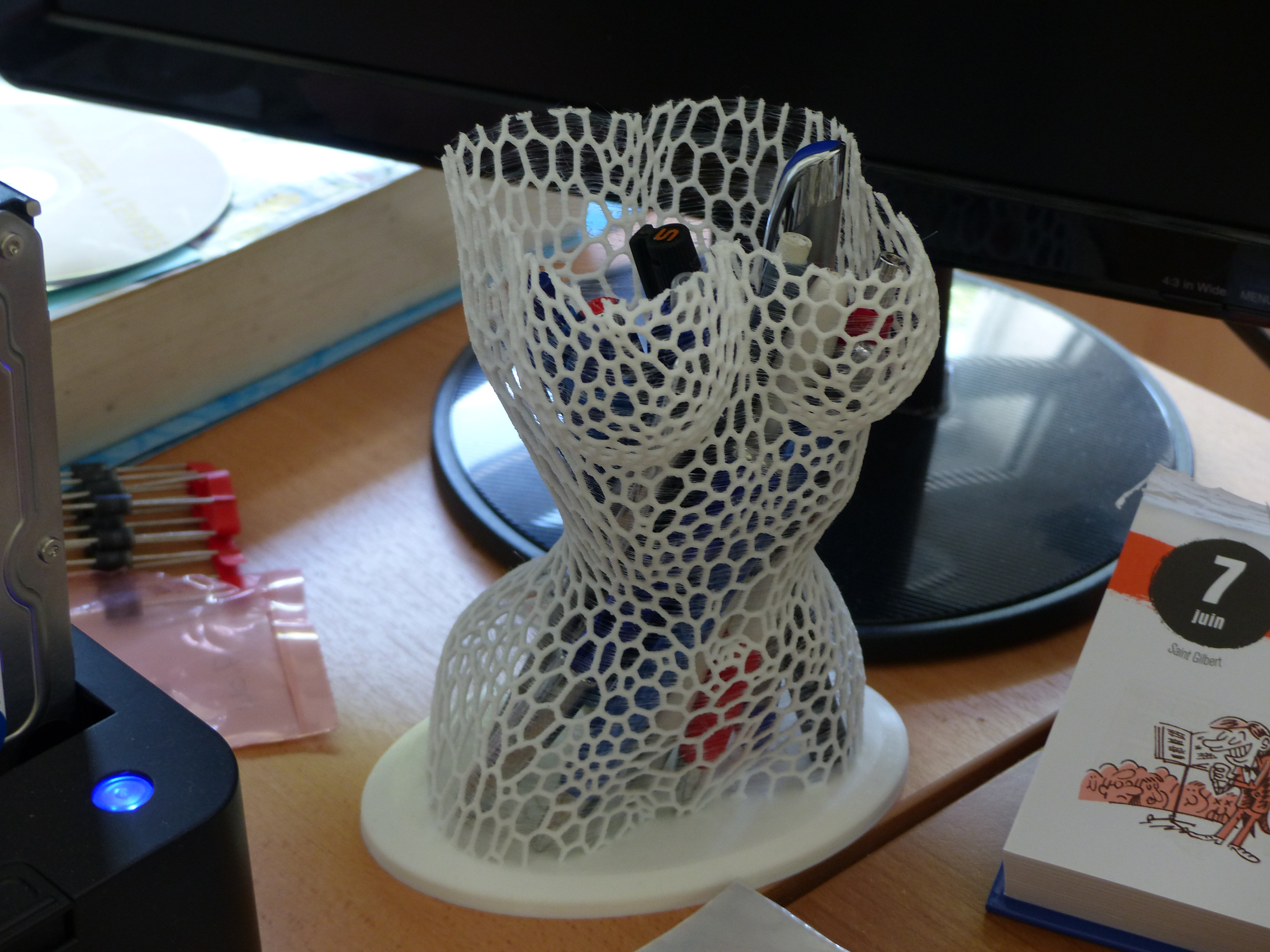 Pencil pot, female  body style Voronoi