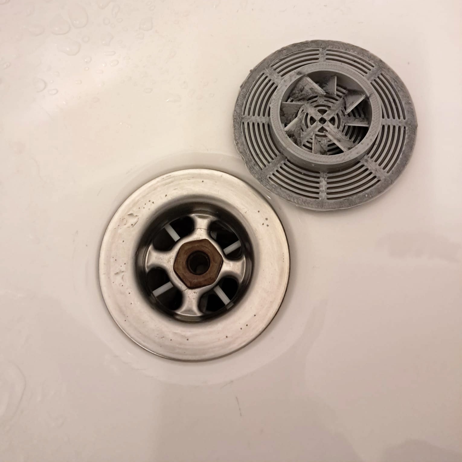 bathtube drain vortex and hair trap