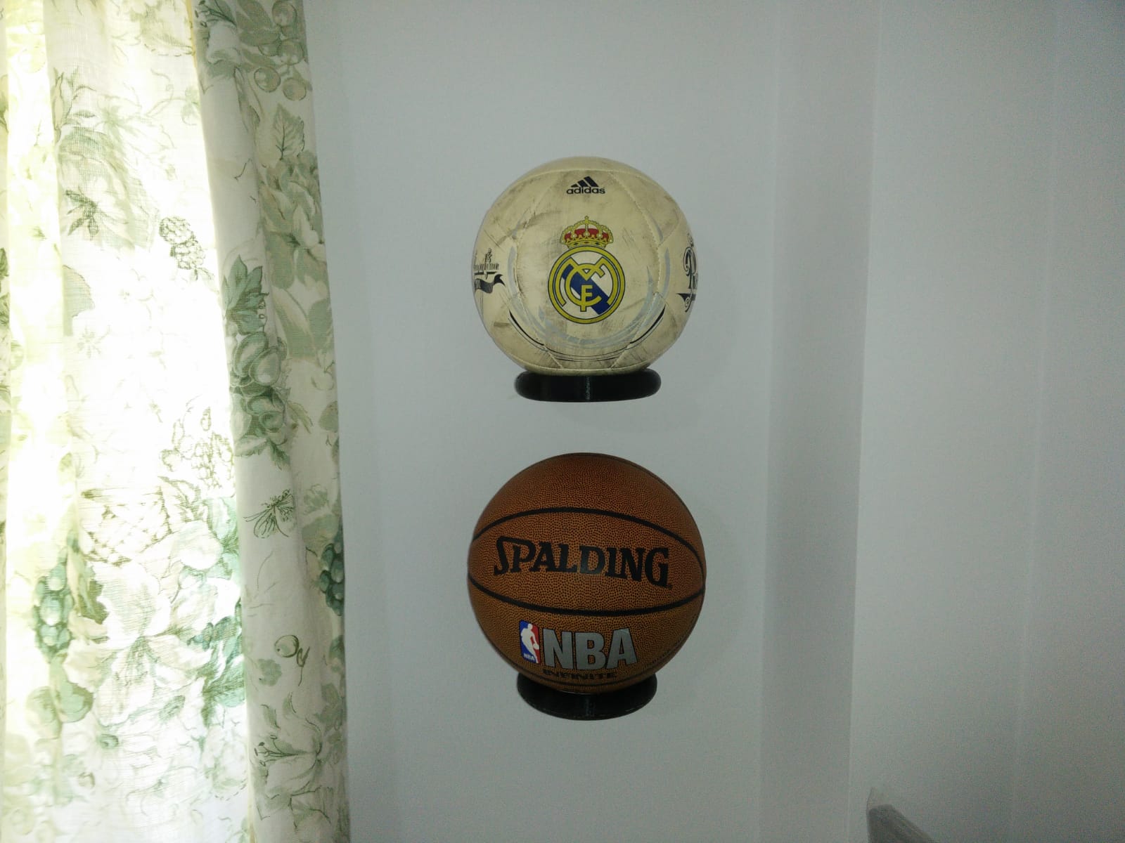 Wall support for balls - Soporte de pared para pelotas