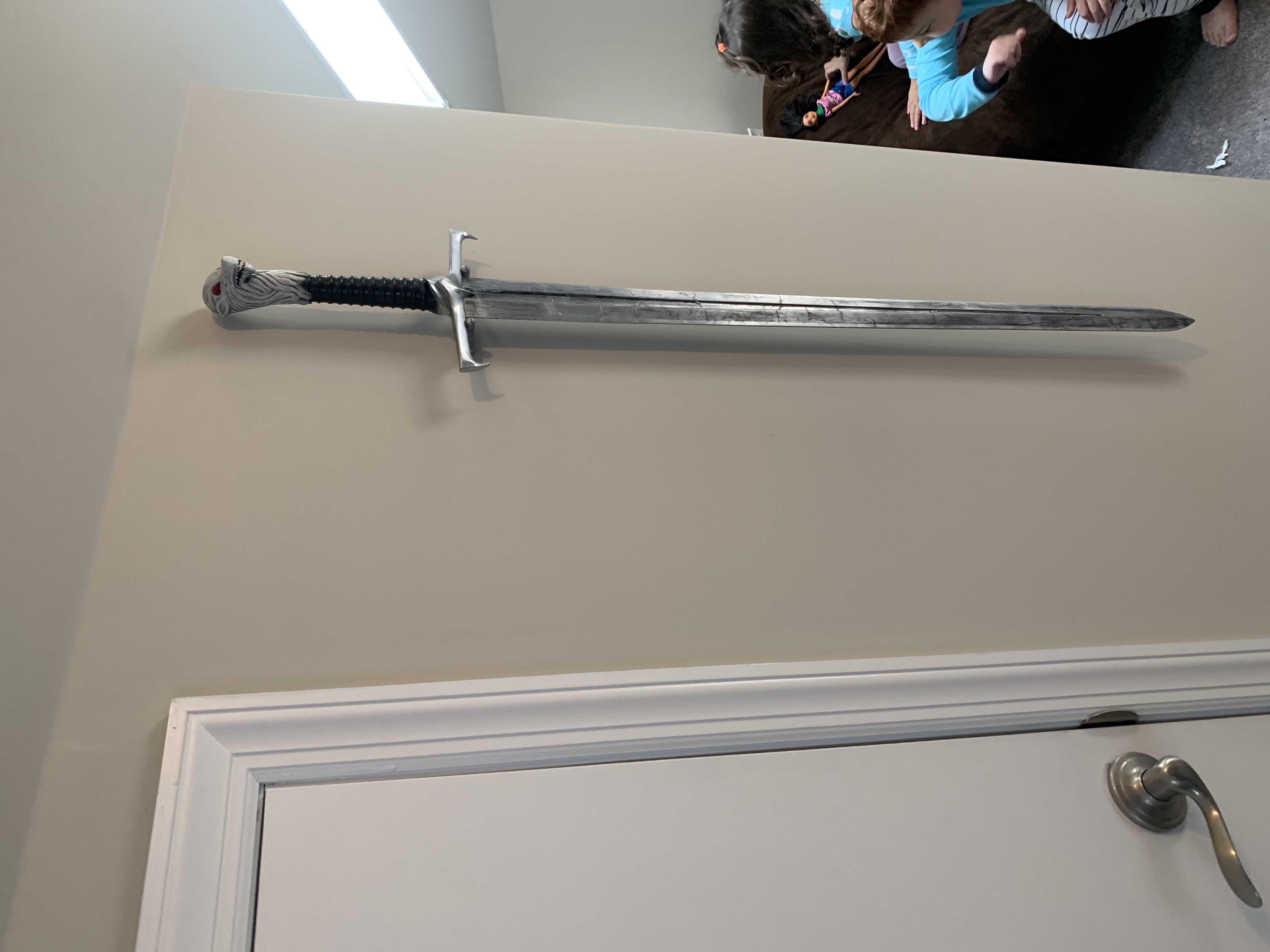 Long Claw Minimal Wall Mount