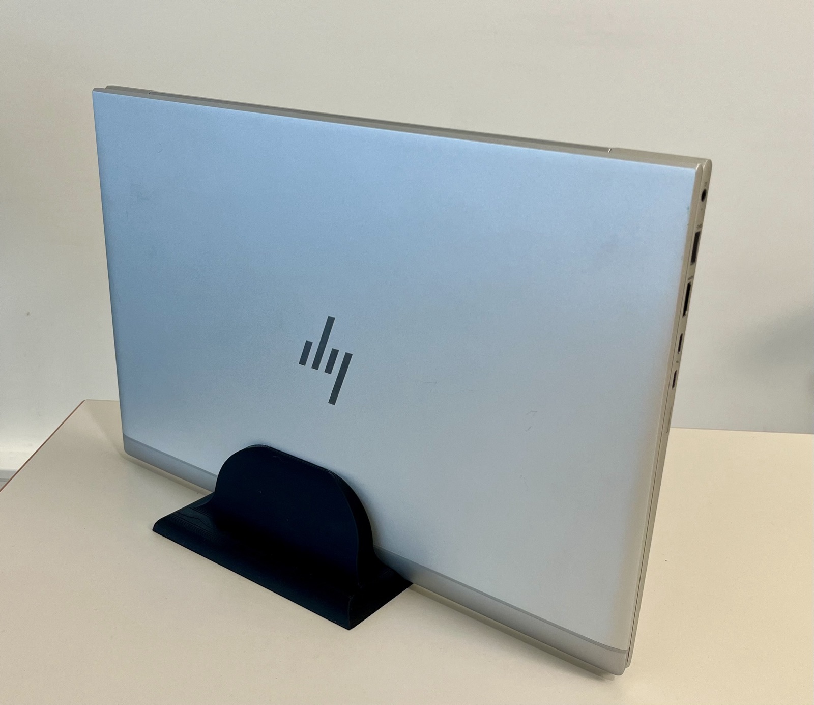 Vertical stand for HP ELITEBOOK 850 G8