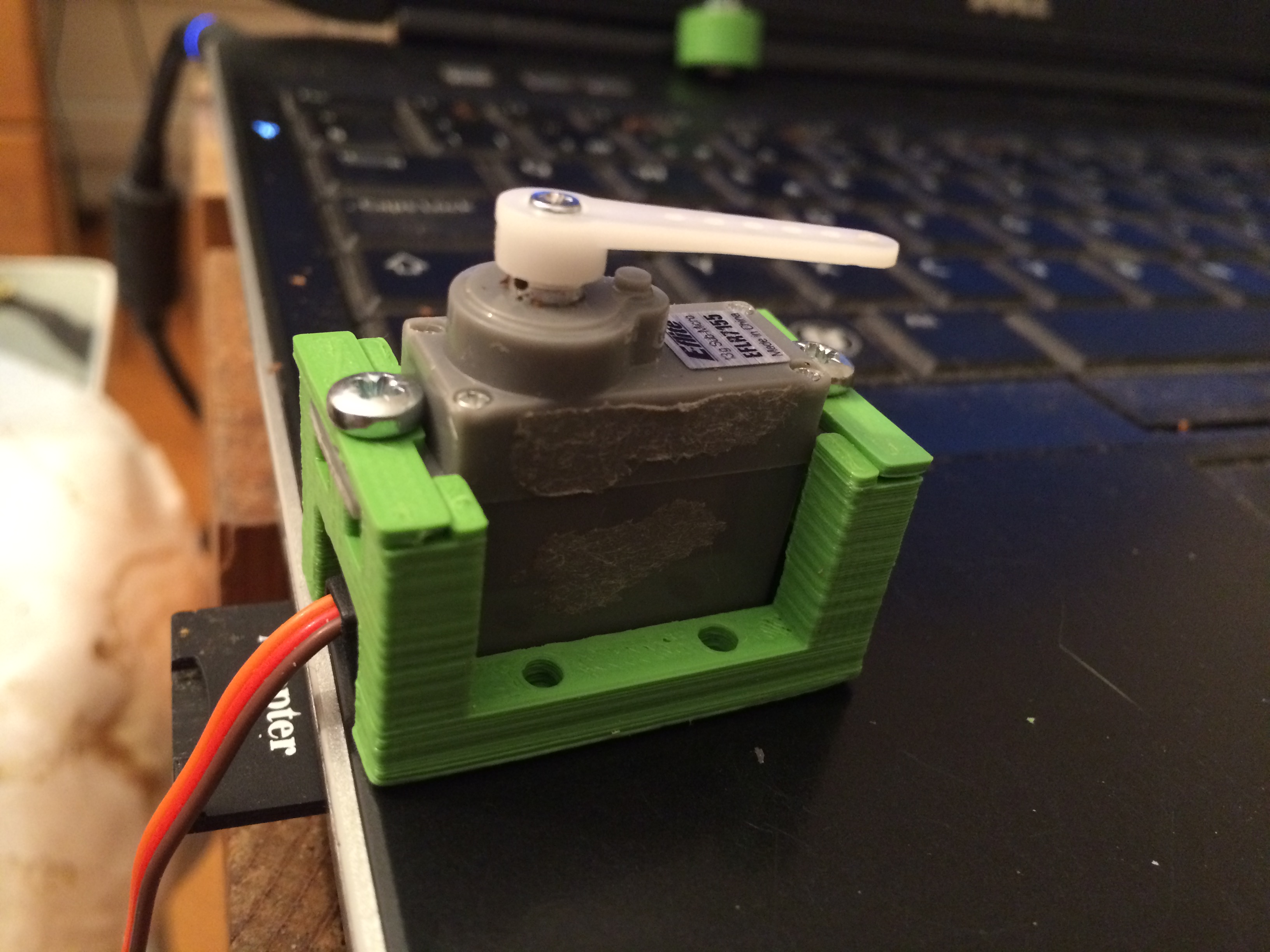 Servomotor holder