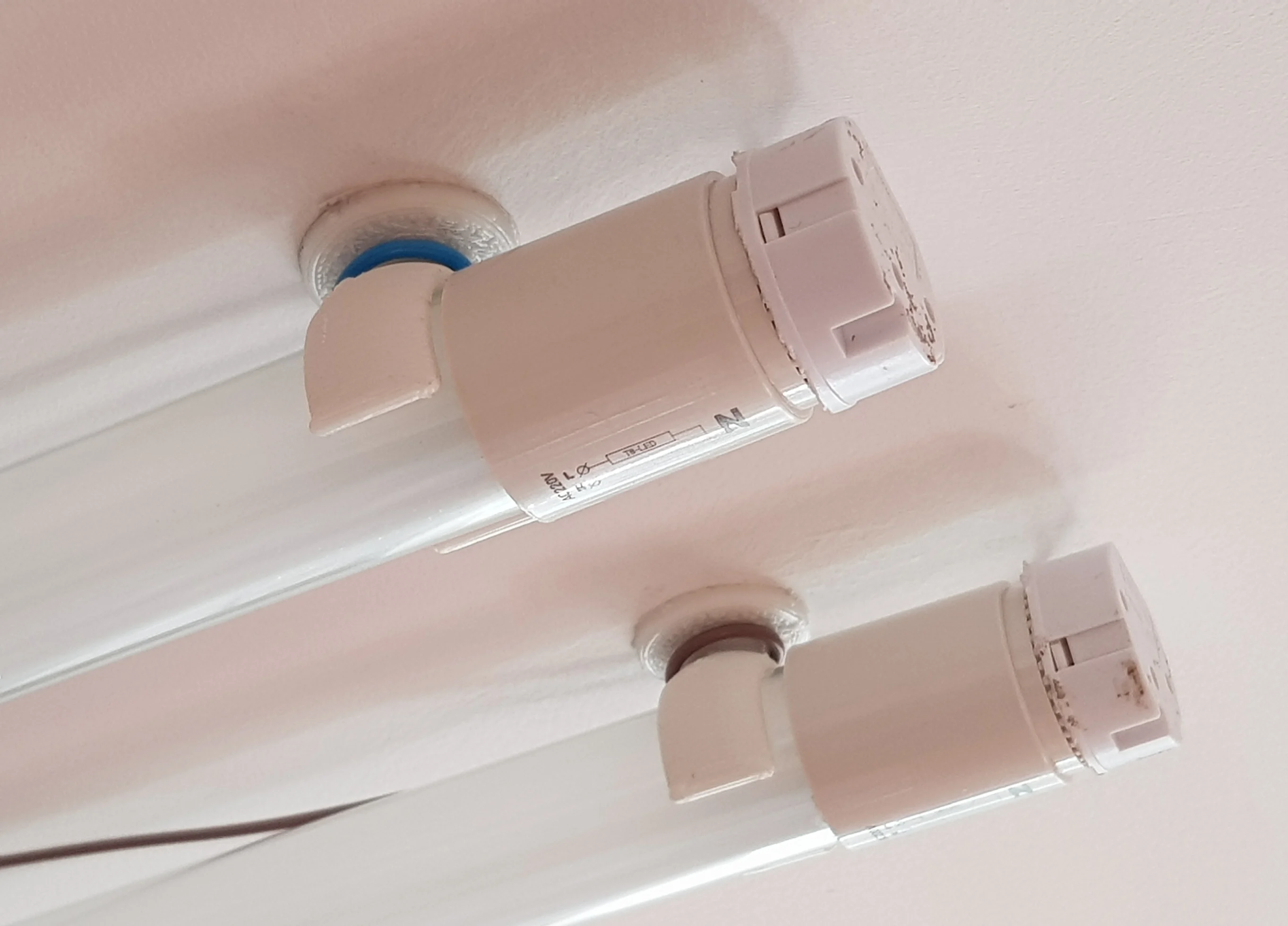 Fluorescent lamp / LED lamp / pipe holder (diameter 16 mm)