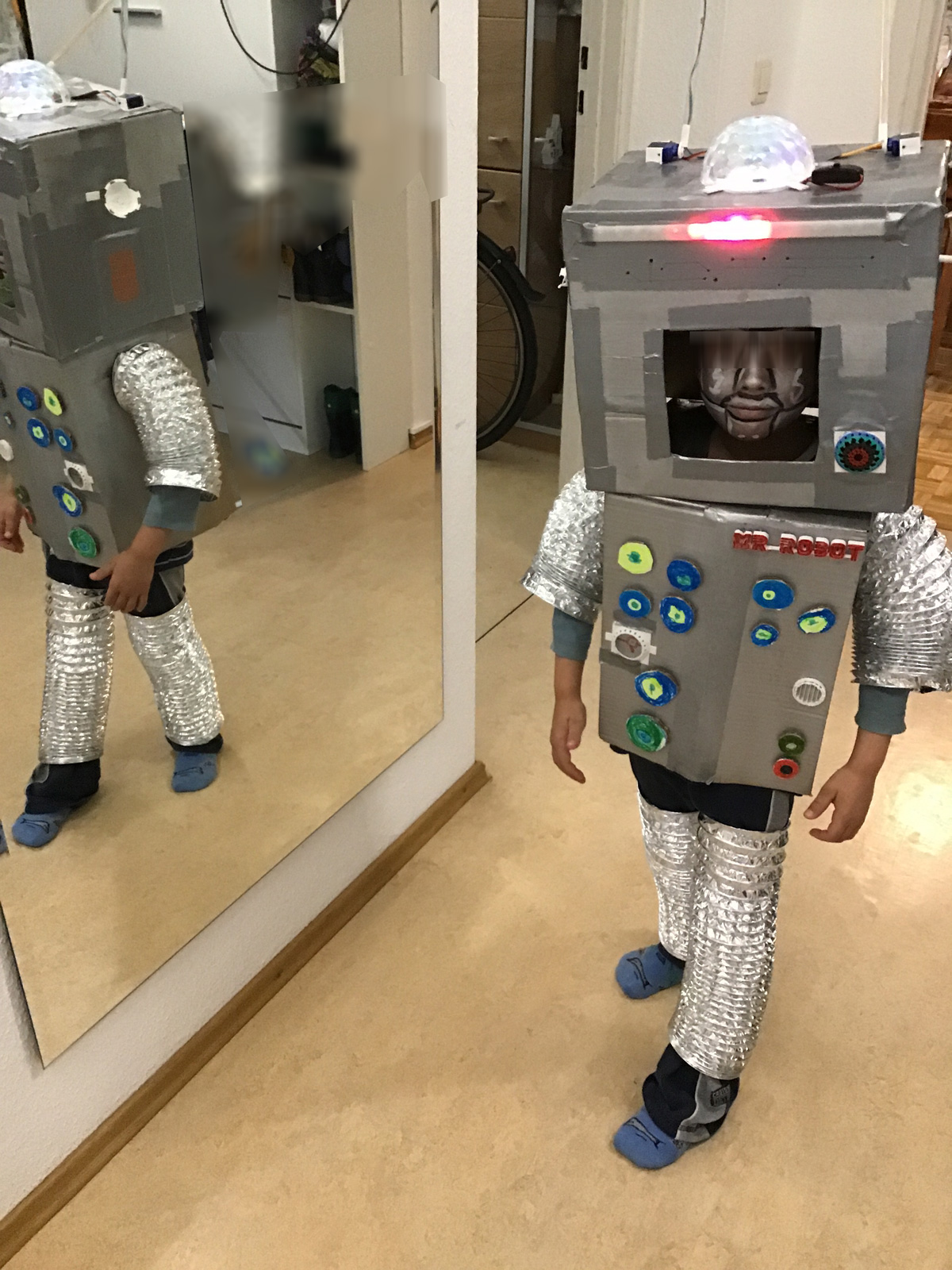 Robot kids costume (CircuitPlayground / Crickit)