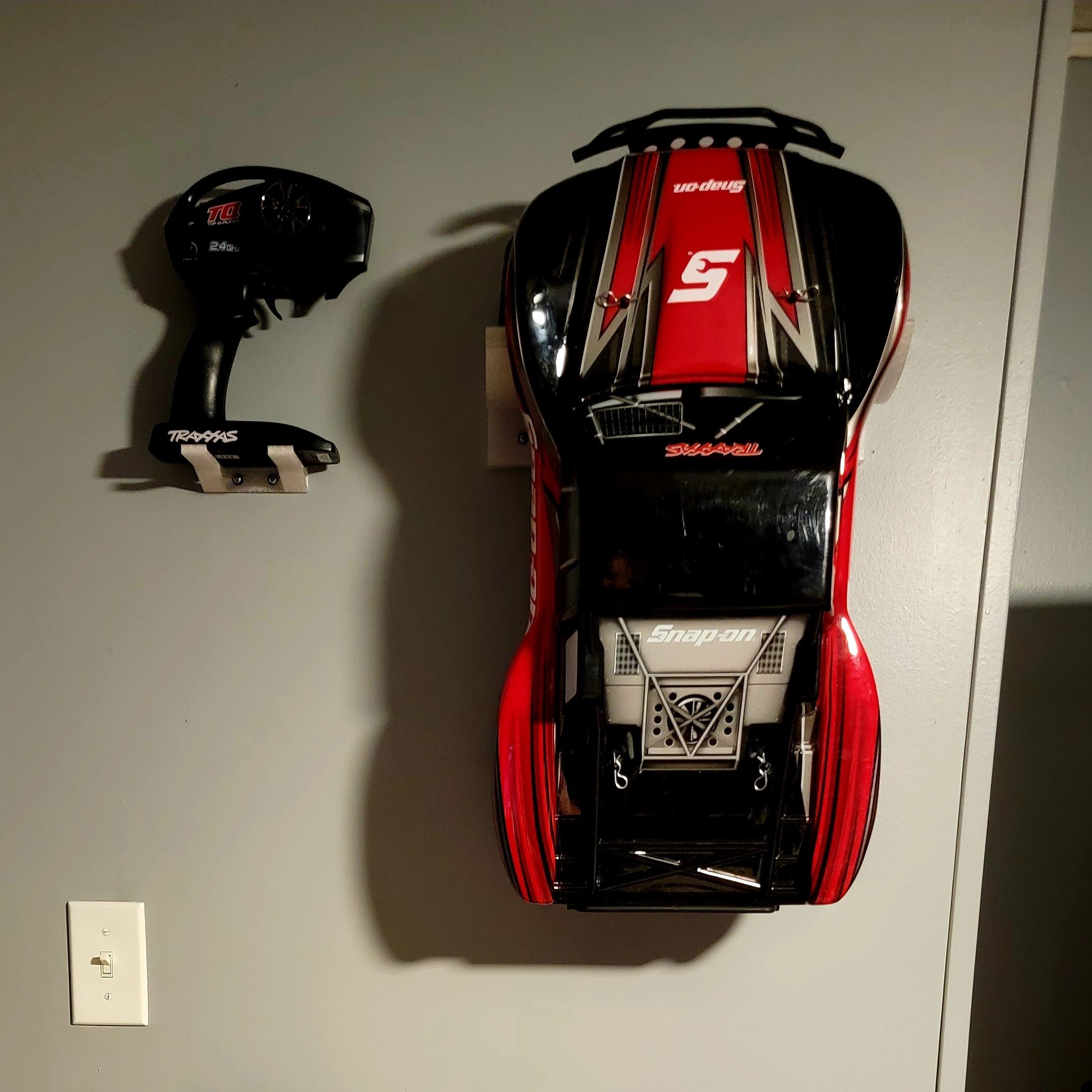 Traxxas Slash R/C Truck Wall Mount 110 mm tires