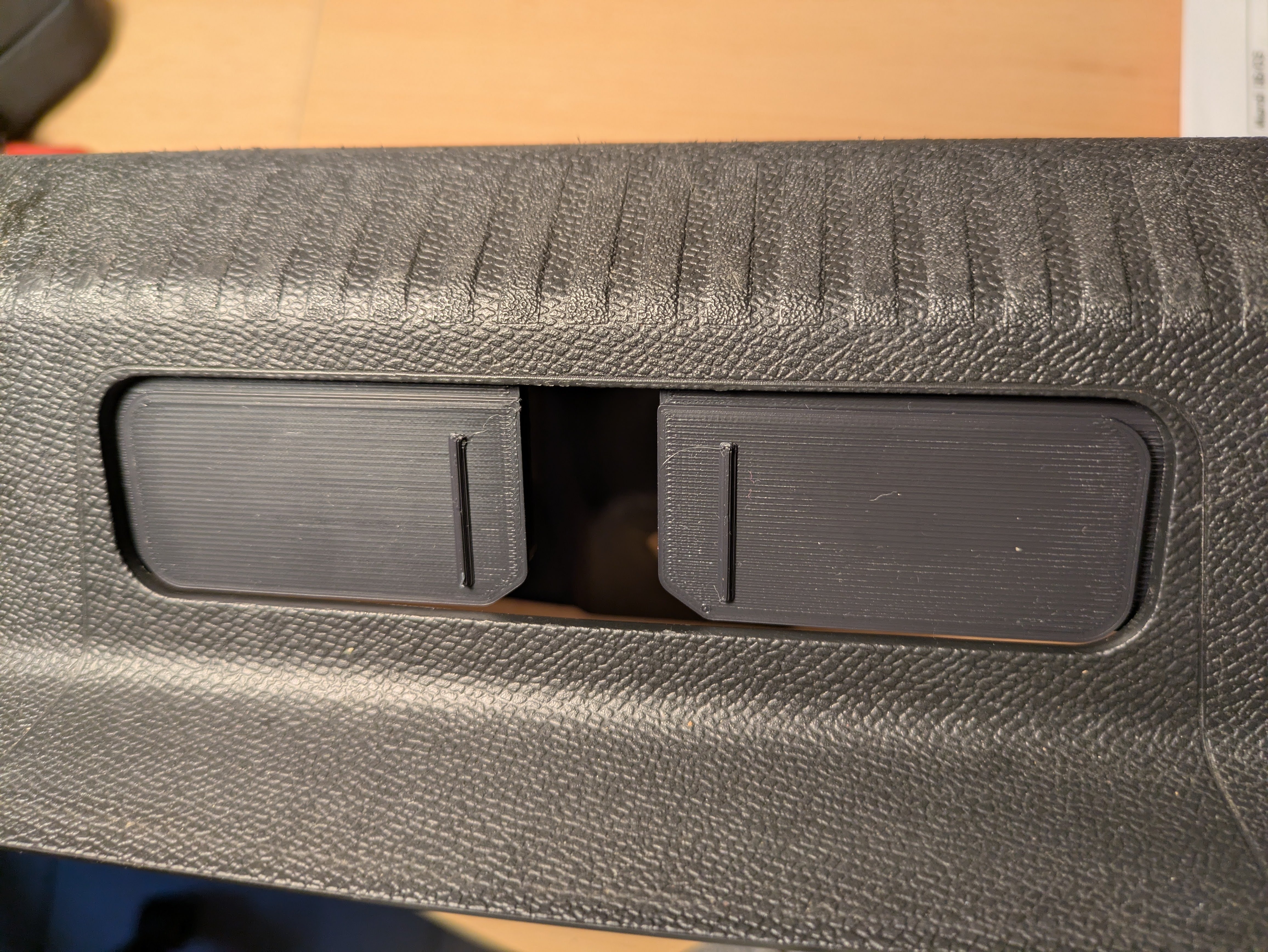 Peugeot 3008 II Boot sill protection flap (part number 9812573677)  / clapet de protection bas de coffre