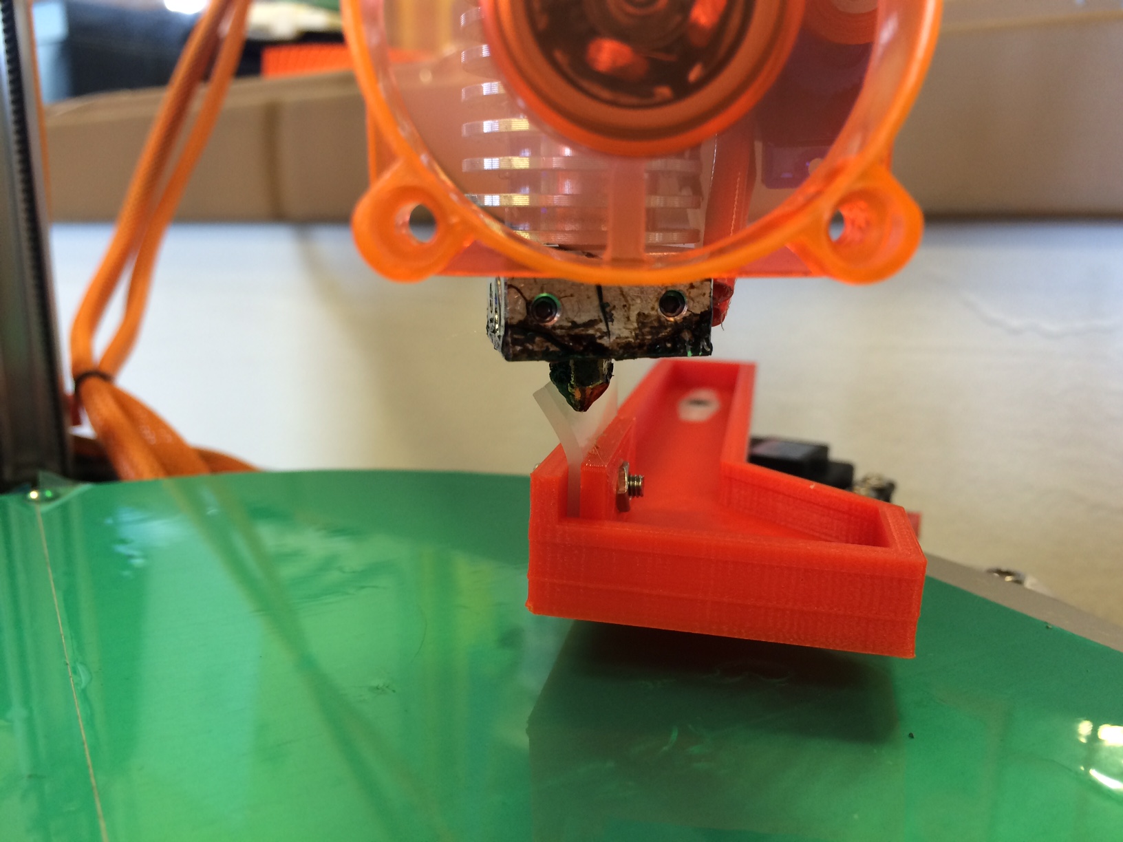 Servo driven nozzle wiper arm for delta printers