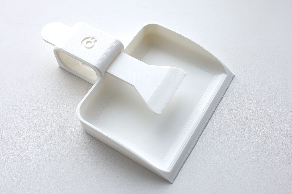 Dustpan for cat's vomit