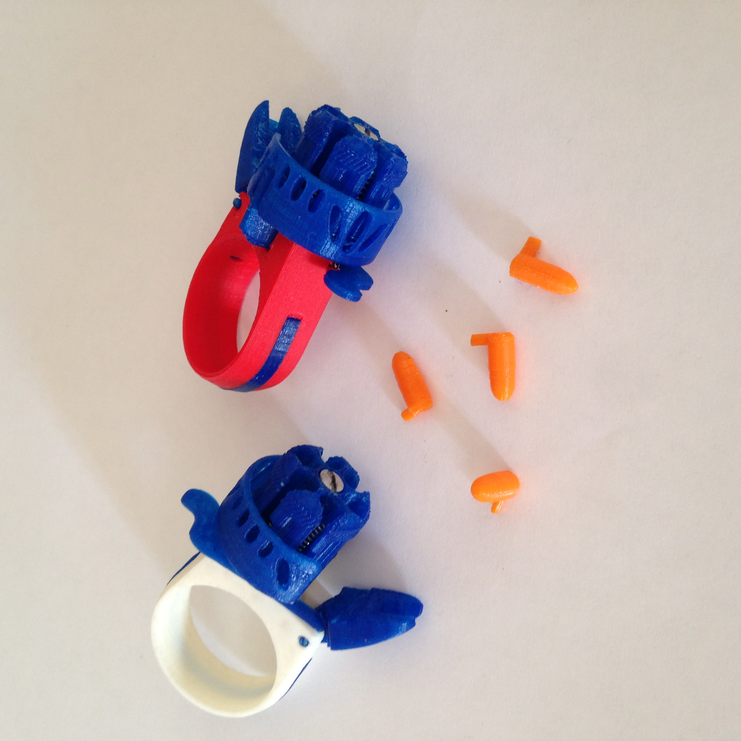 Ring Revolver Toy maintenant il lance des progectiles , Now he launches projectiles