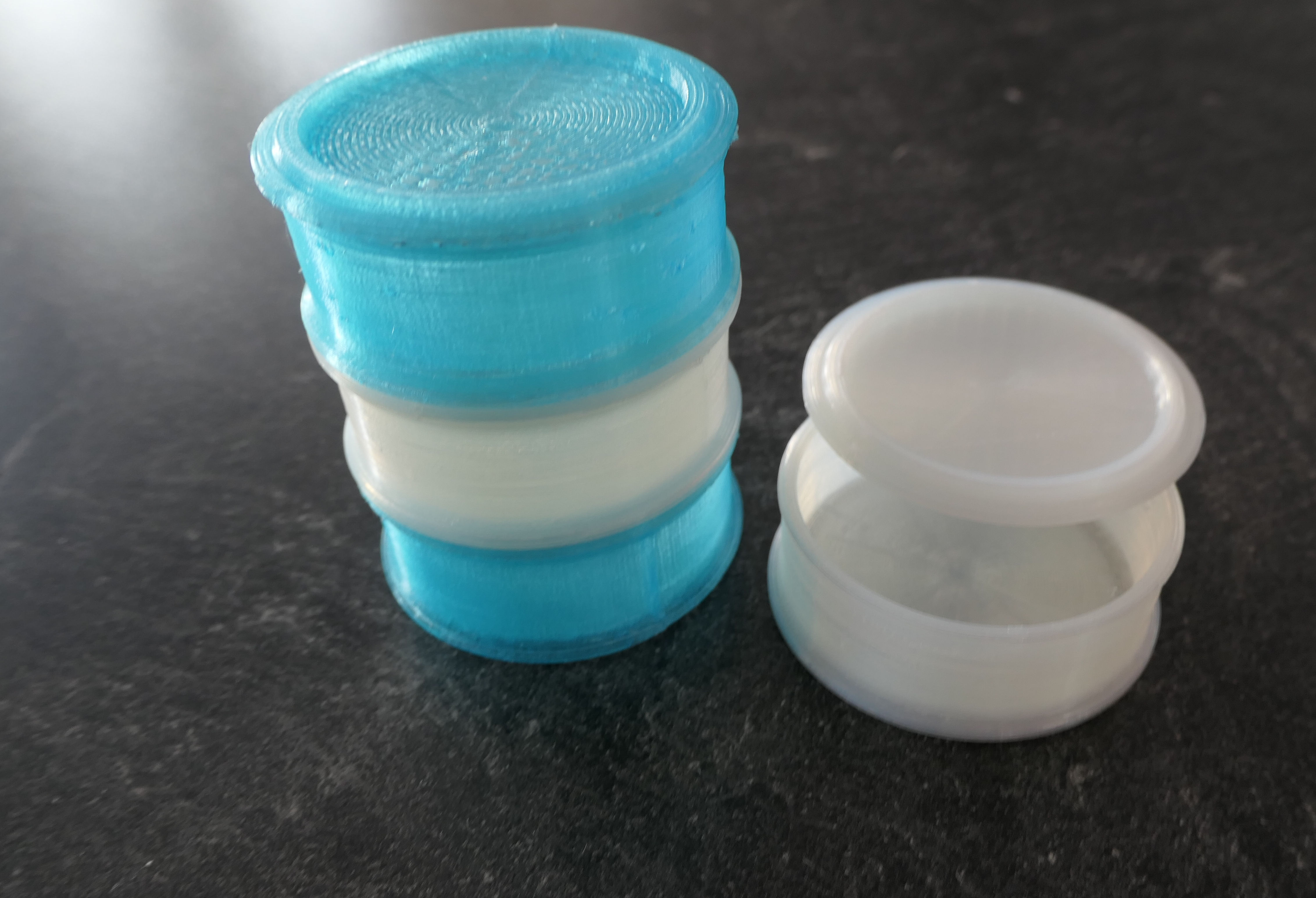 Round box with clickable lid, stackable