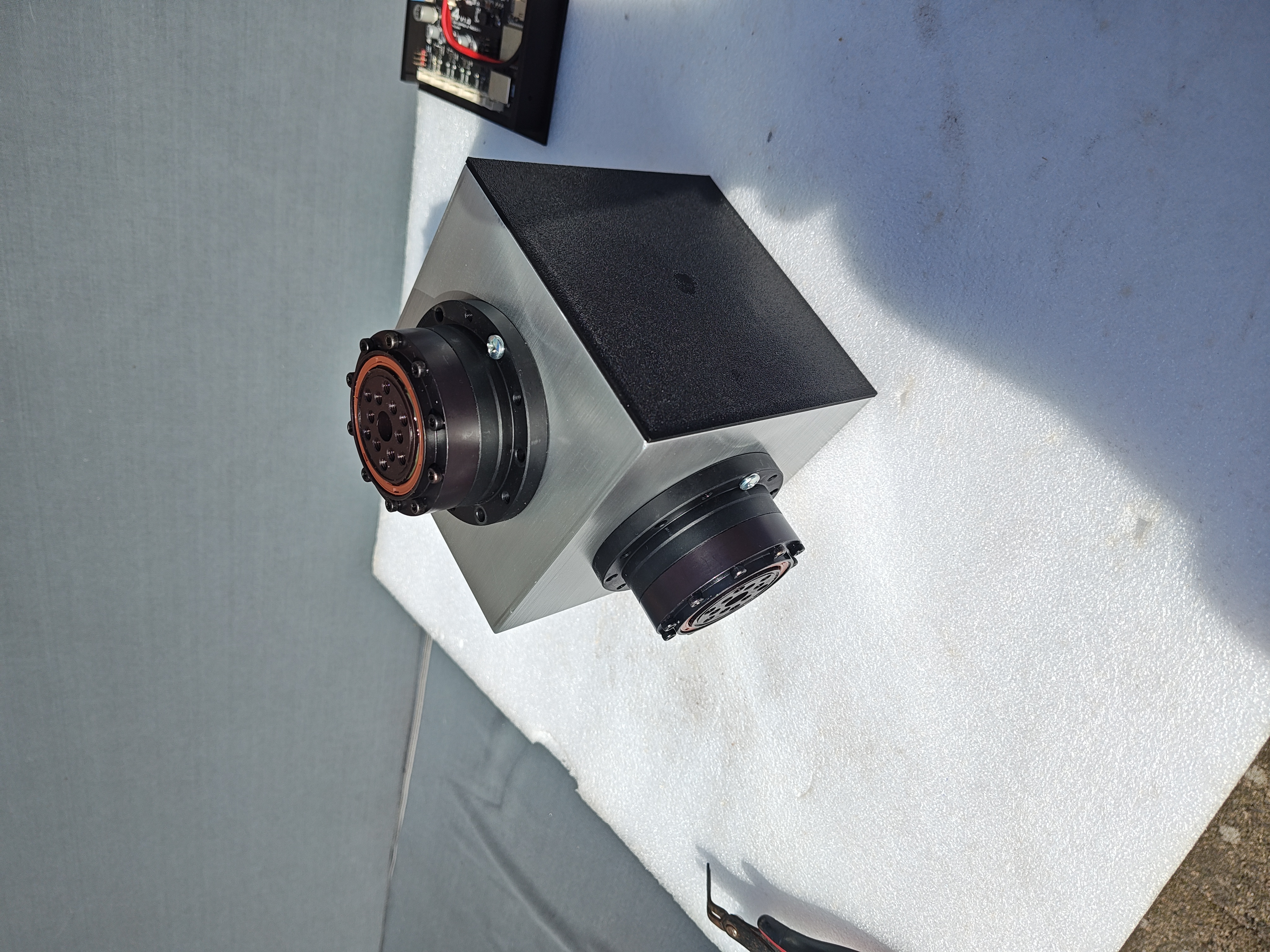 Harmonic mount simple housing
