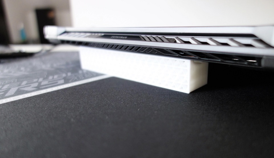 Asus Zephyrus G14 stand