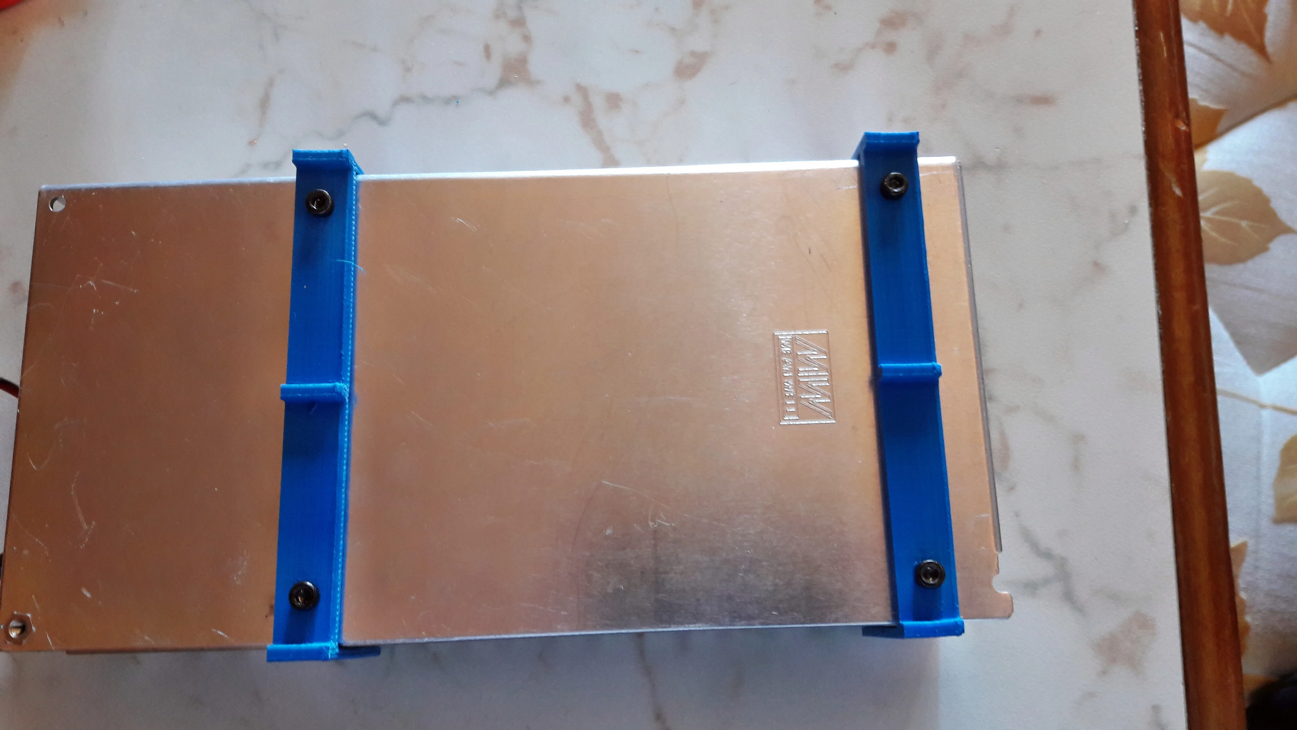 supporto  da tavolo per alimentatore stampante 3d per un suo diverso utilizzo