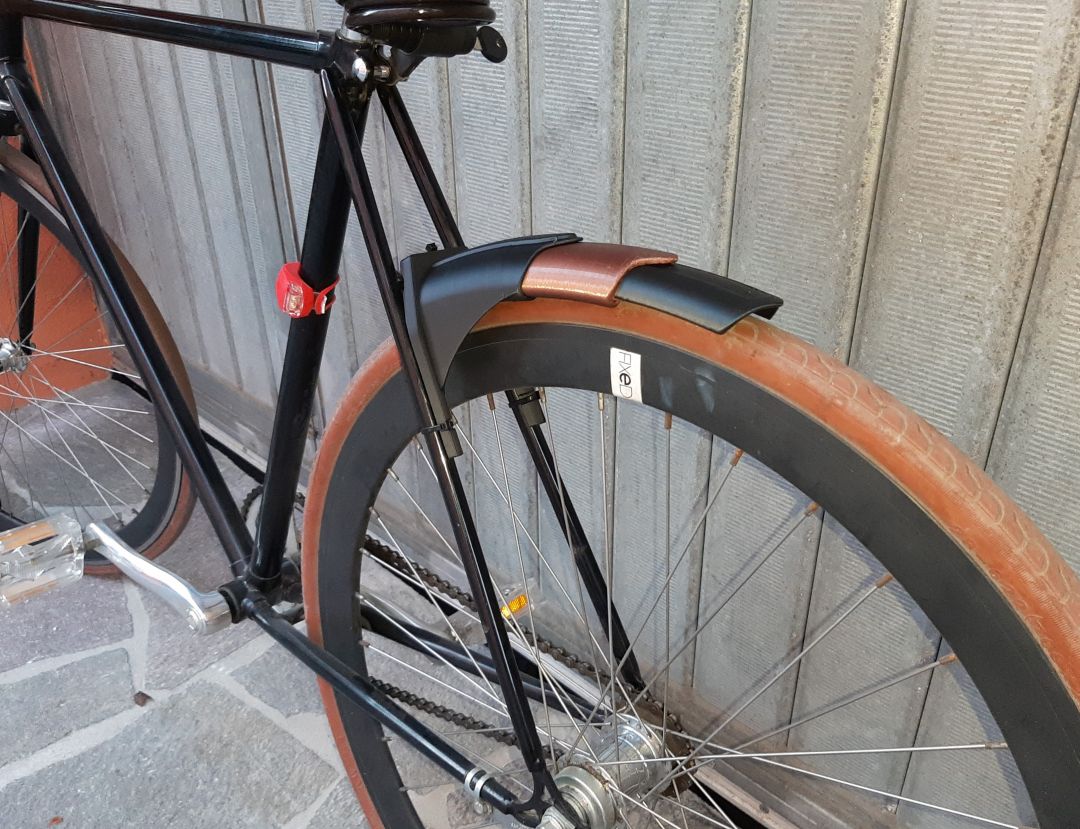 Bicycle telescopic mudguard with magnet. Parafango telescopico magnetico per bicicletta