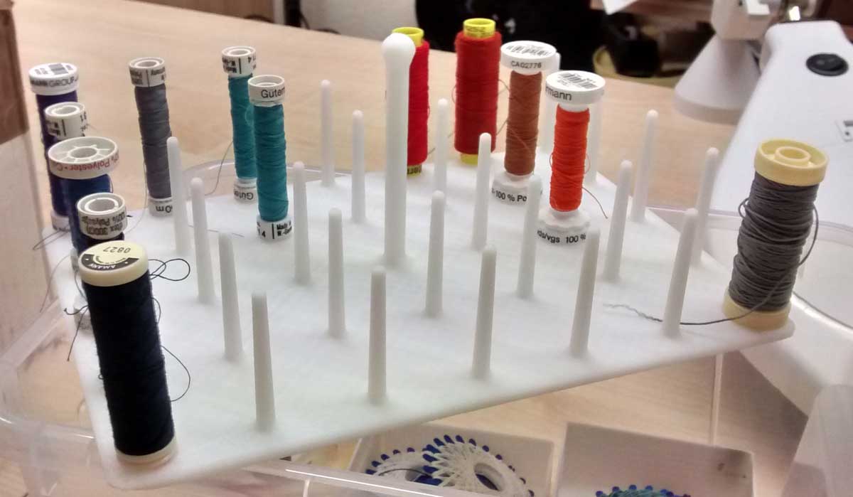 Sewing thread spool holder