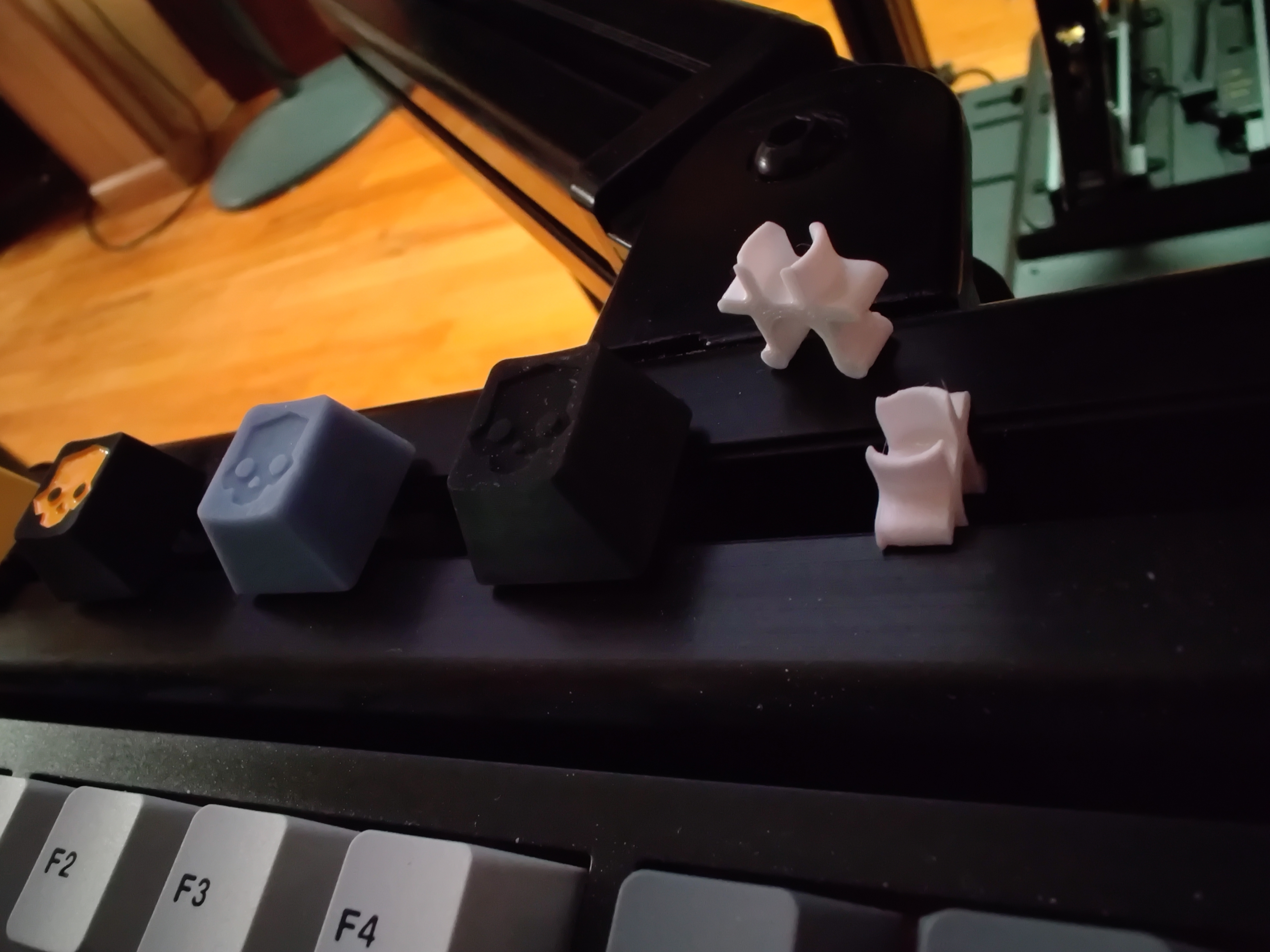 Keycap holder for 80/20 40 series extrusion