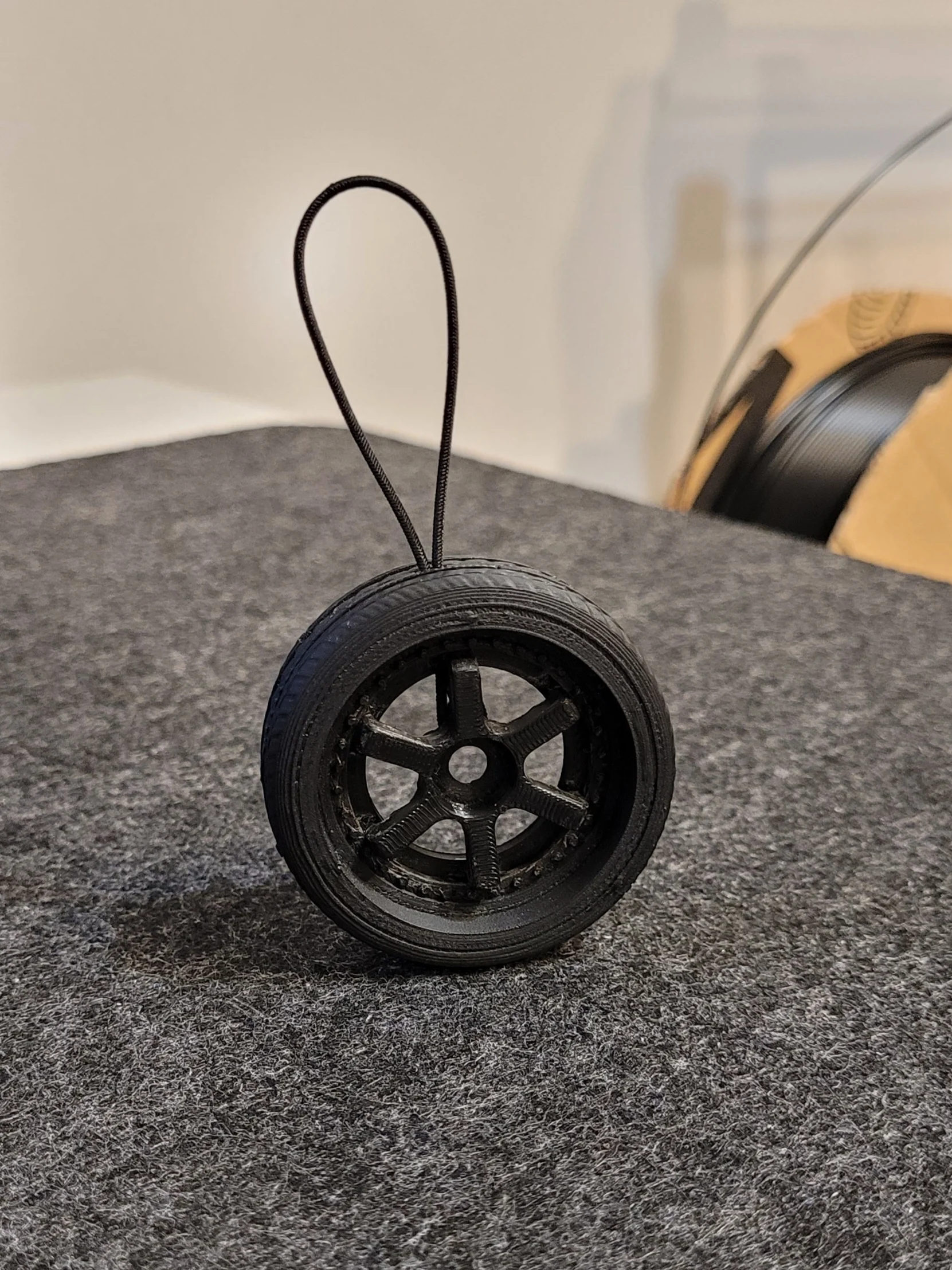 Three-piece TE37-style wheel keychain