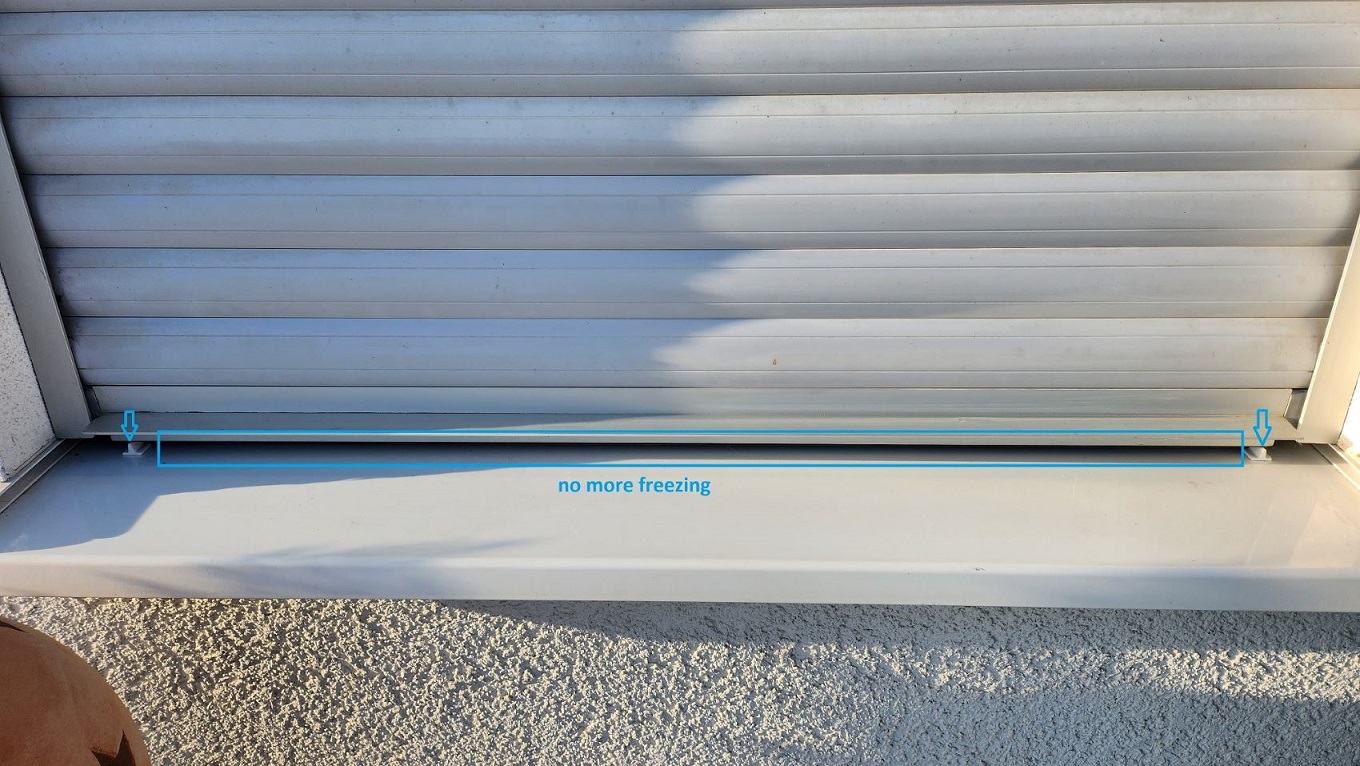 Window roller blind ice stop