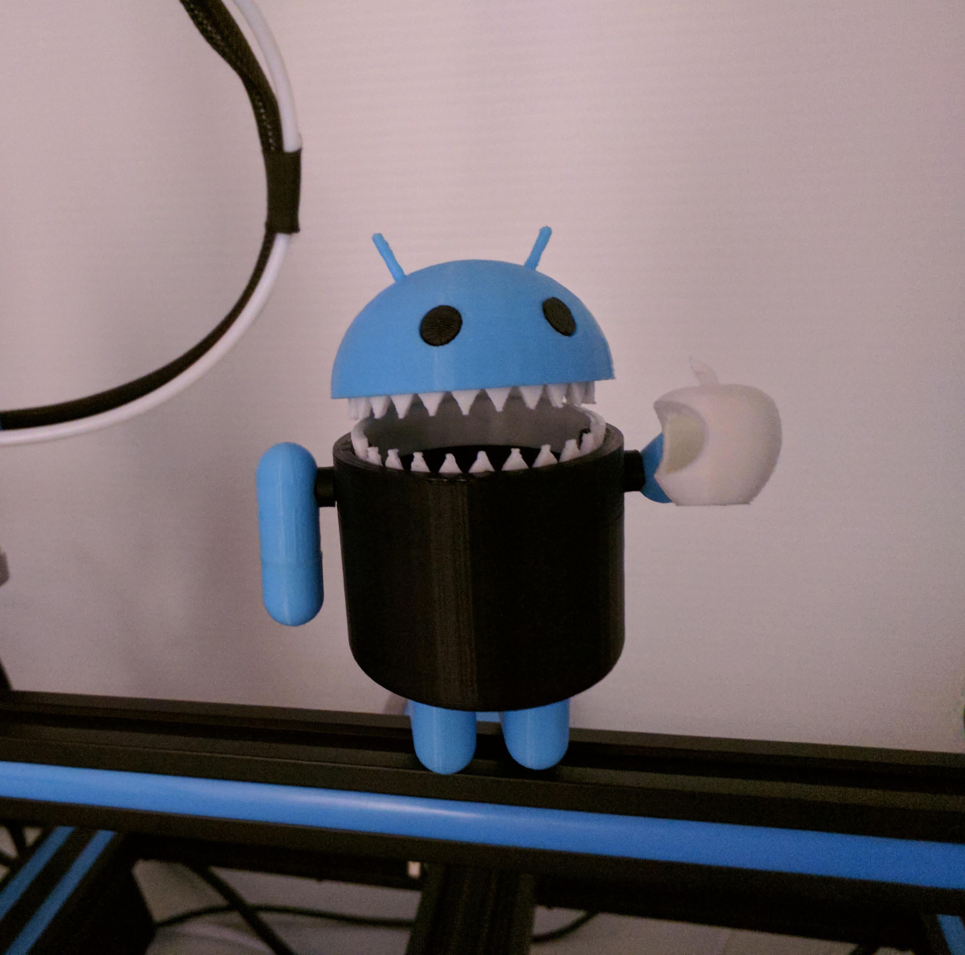 Toothy Android Hates Apple