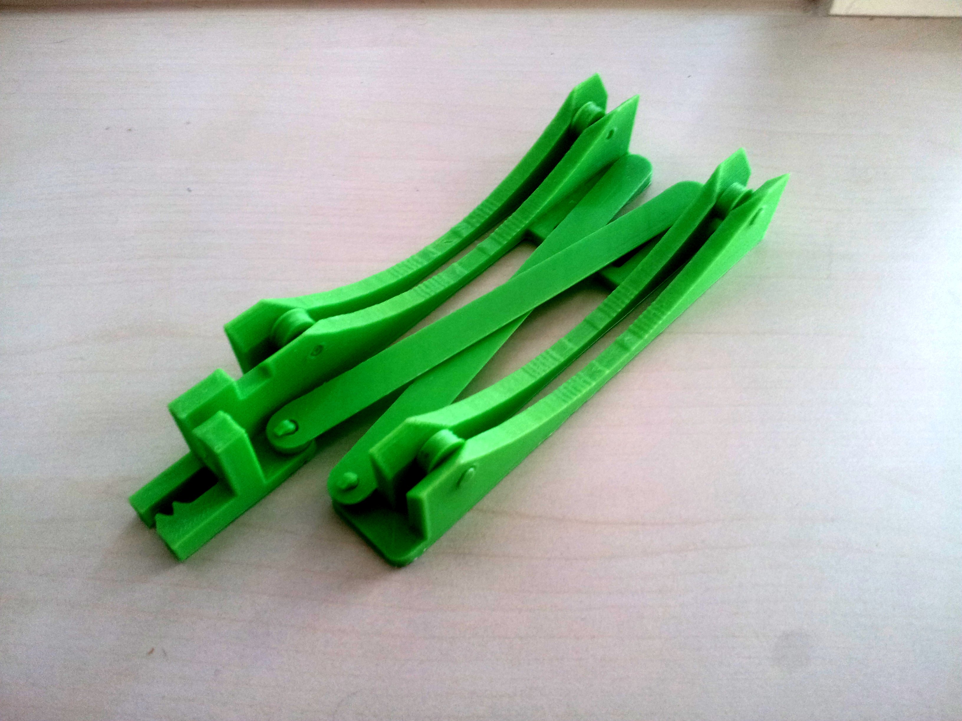 Scissor mechanism spool holder with clip